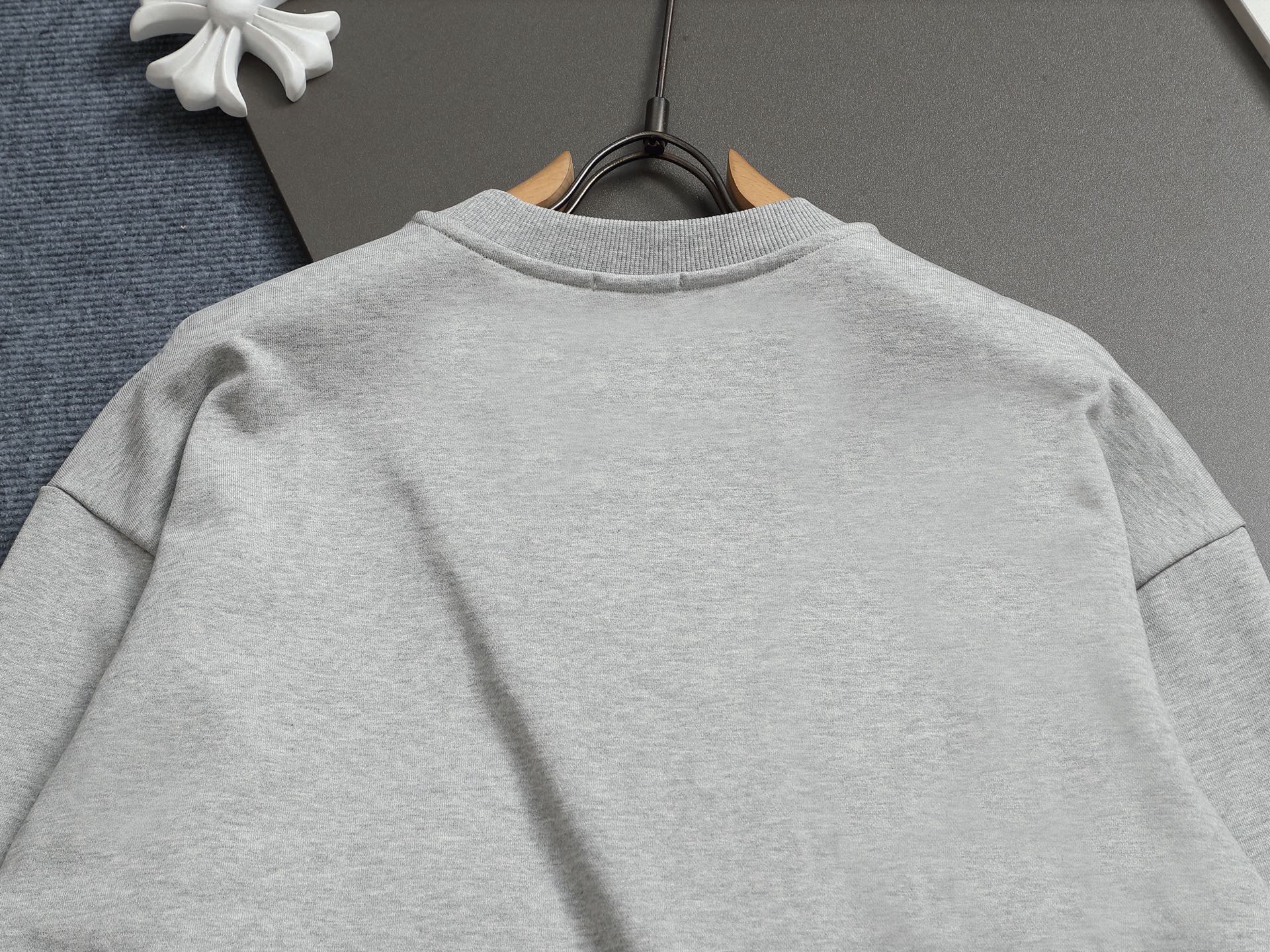 
Dior 迪奥  高品质CD字母刺绣🪡
升级，灵感源自八十年代复古
原版面料 官方同款  圆领卫衣
定