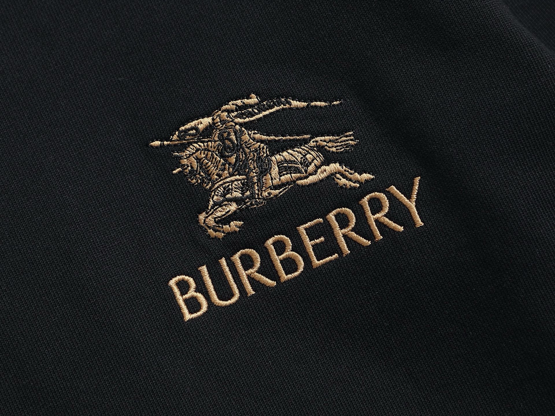 
巴宝莉 BURBERRY
BURBERRY 巴宝莉 格子拼接工艺
大Logo经典精致升级，灵感源自八十