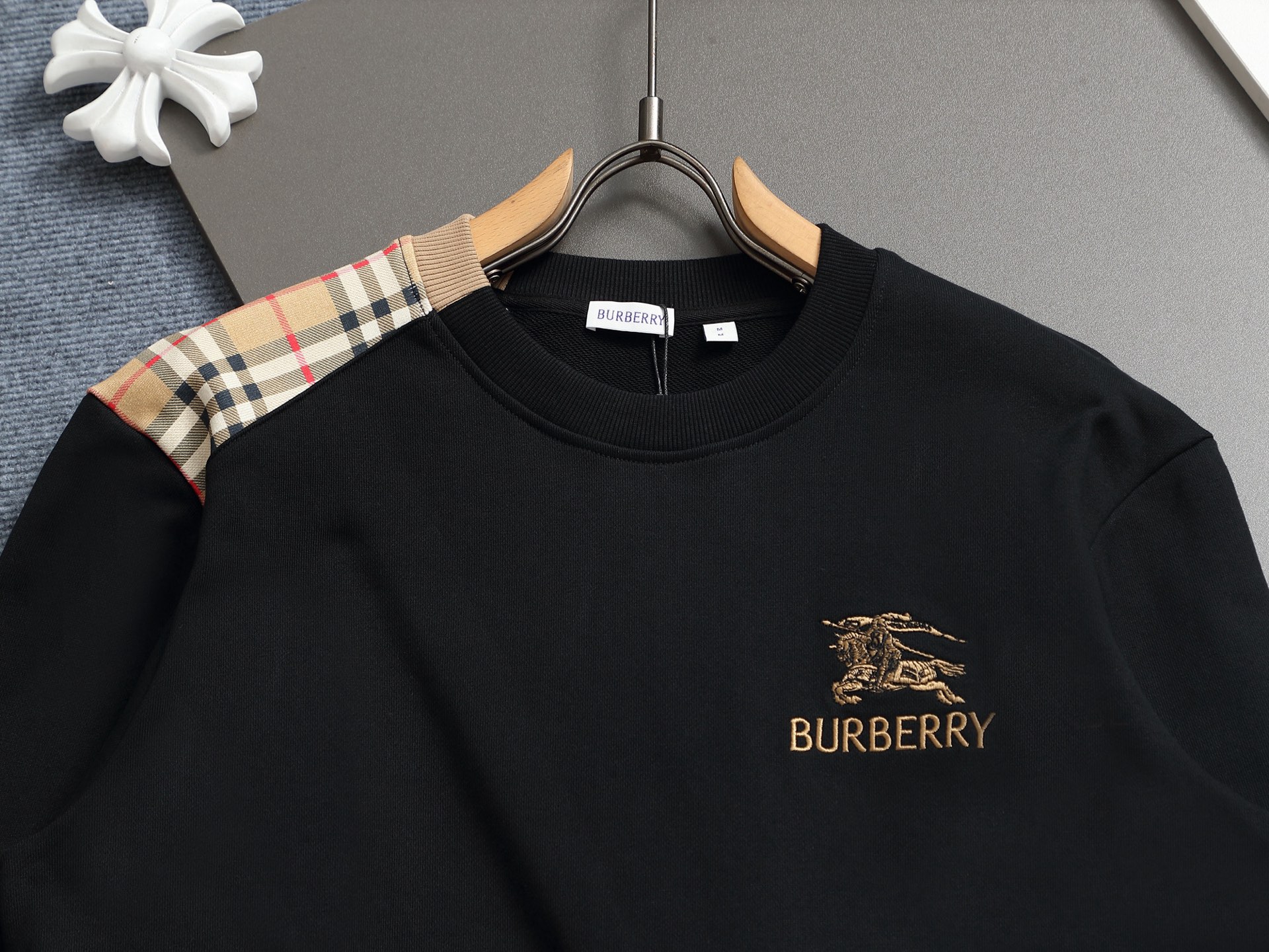 
巴宝莉 BURBERRY
BURBERRY 巴宝莉 格子拼接工艺
大Logo经典精致升级，灵感源自八十