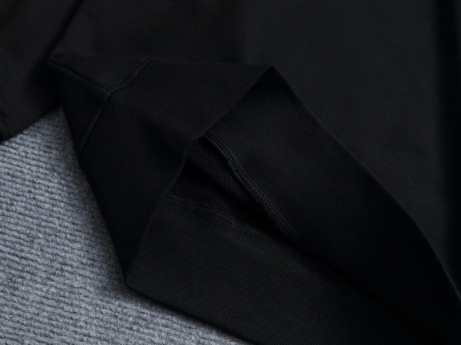 
巴宝莉 BURBERRY
BURBERRY 巴宝莉 格子拼接工艺
大Logo经典精致升级，灵感源自八十