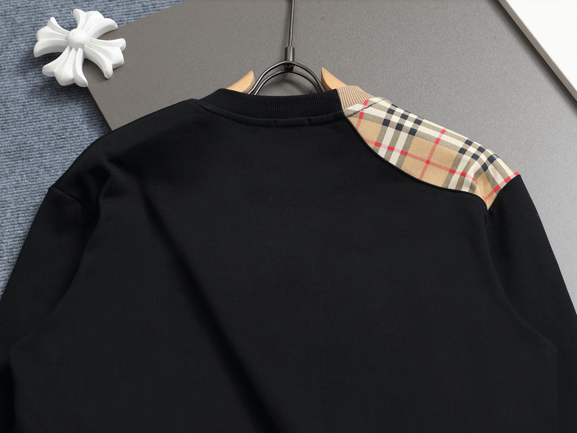 
巴宝莉 BURBERRY
BURBERRY 巴宝莉 格子拼接工艺
大Logo经典精致升级，灵感源自八十