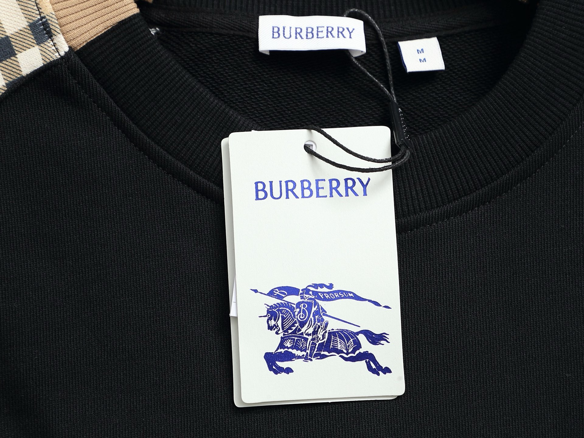 
巴宝莉 BURBERRY
BURBERRY 巴宝莉 格子拼接工艺
大Logo经典精致升级，灵感源自八十