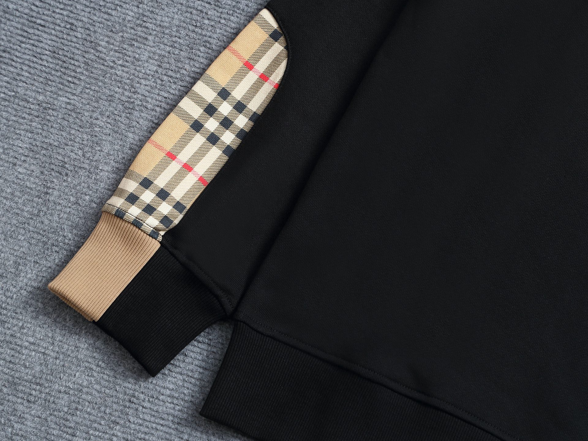 
巴宝莉 BURBERRY
BURBERRY 巴宝莉 格子拼接工艺
大Logo经典精致升级，灵感源自八十