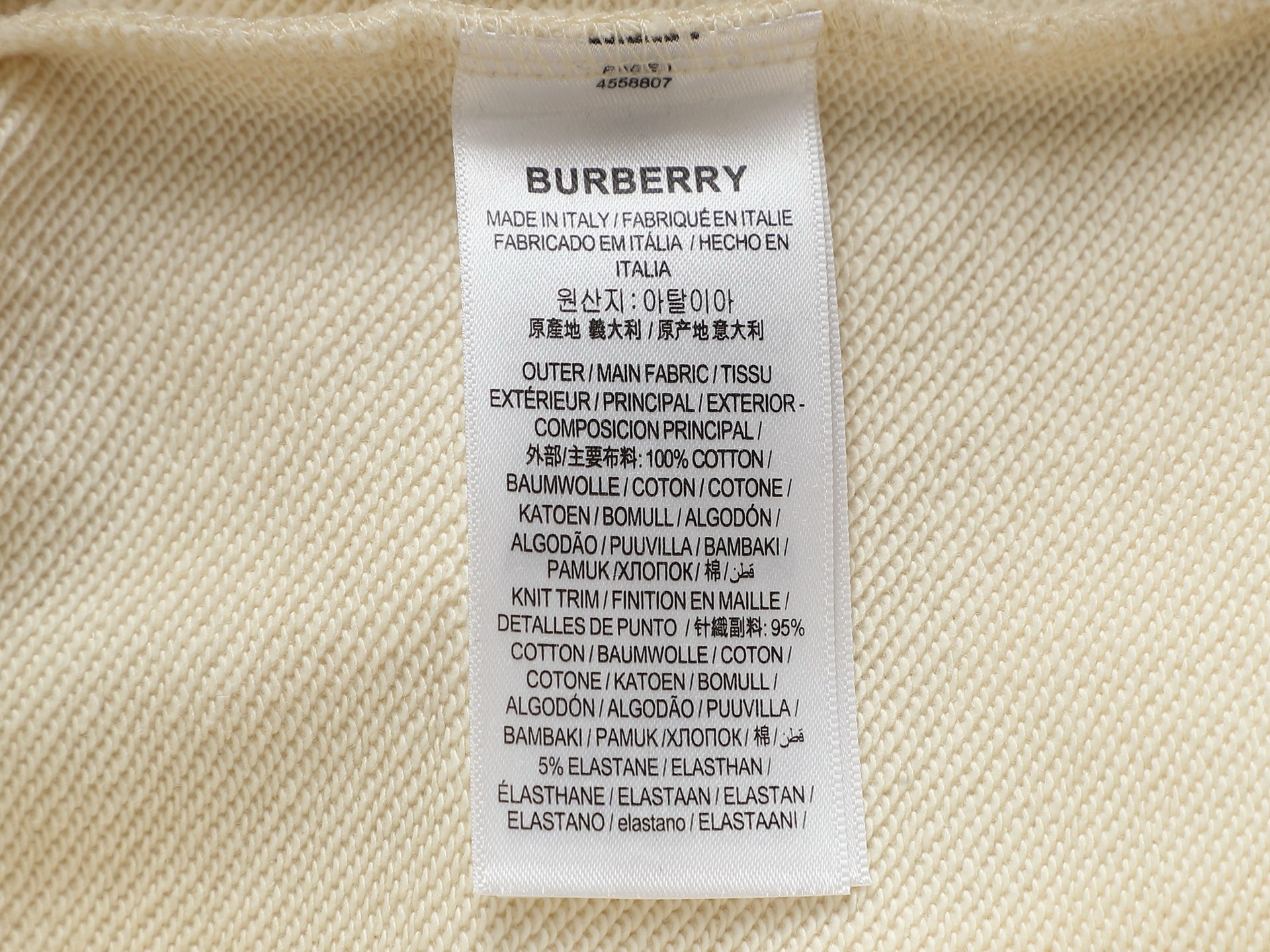 
巴宝莉 BURBERRY
BURBERRY 巴宝莉 格子拼接工艺
大Logo经典精致升级，灵感源自八十