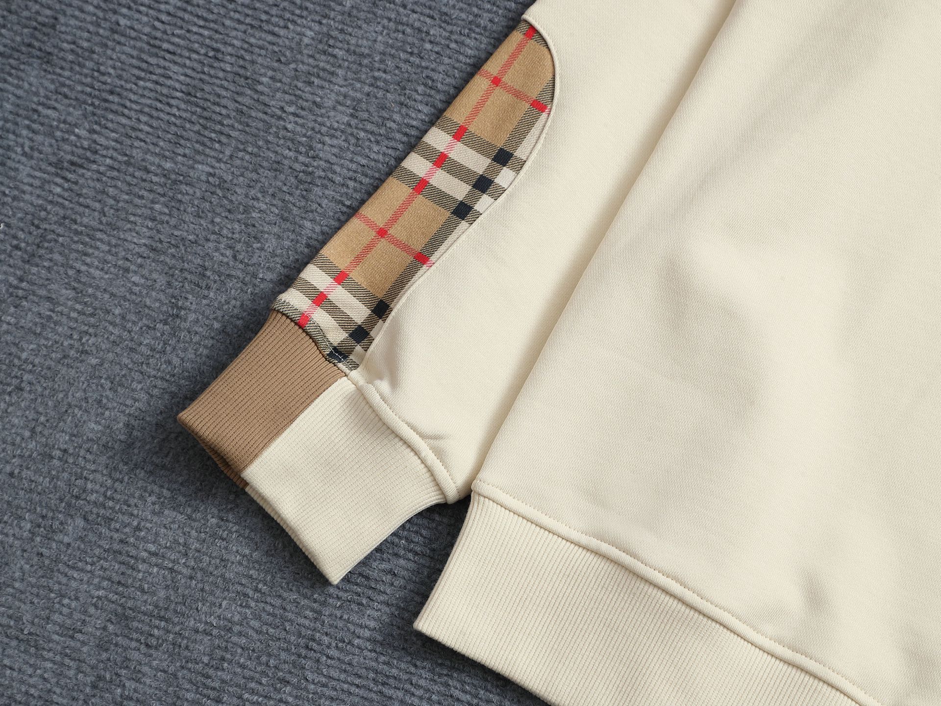 
巴宝莉 BURBERRY
BURBERRY 巴宝莉 格子拼接工艺
大Logo经典精致升级，灵感源自八十