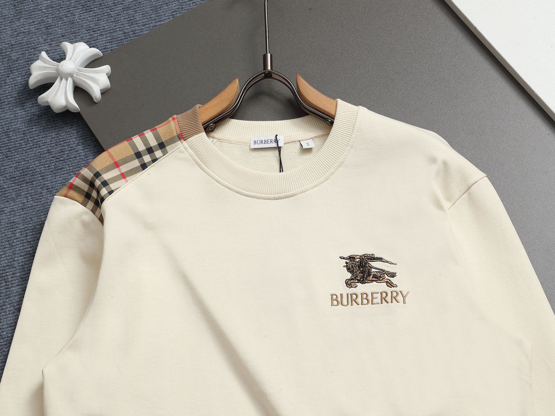 
巴宝莉 BURBERRY
BURBERRY 巴宝莉 格子拼接工艺
大Logo经典精致升级，灵感源自八十