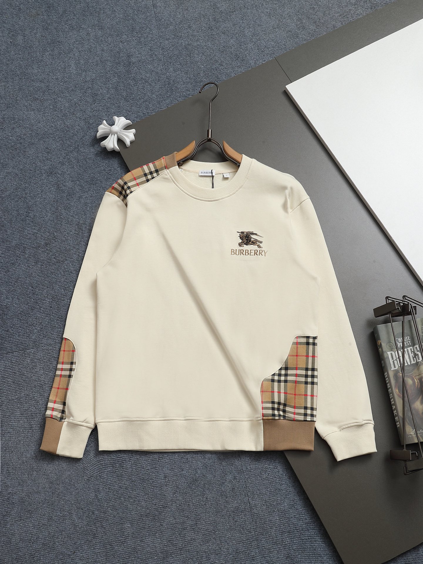 
巴宝莉 BURBERRY
BURBERRY 巴宝莉 格子拼接工艺
大Logo经典精致升级，灵感源自八十