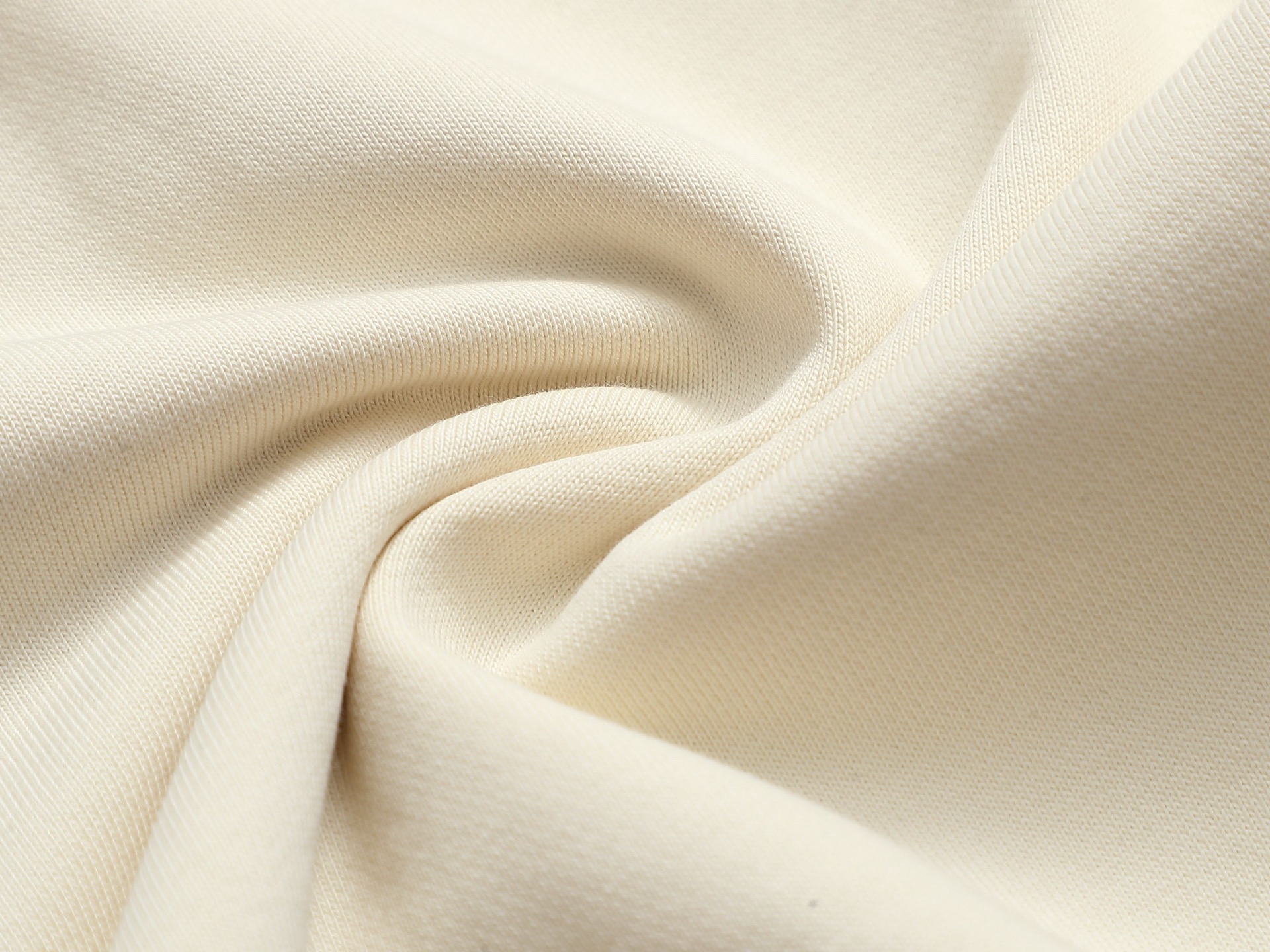 
巴宝莉 BURBERRY
BURBERRY 巴宝莉 格子拼接工艺
大Logo经典精致升级，灵感源自八十