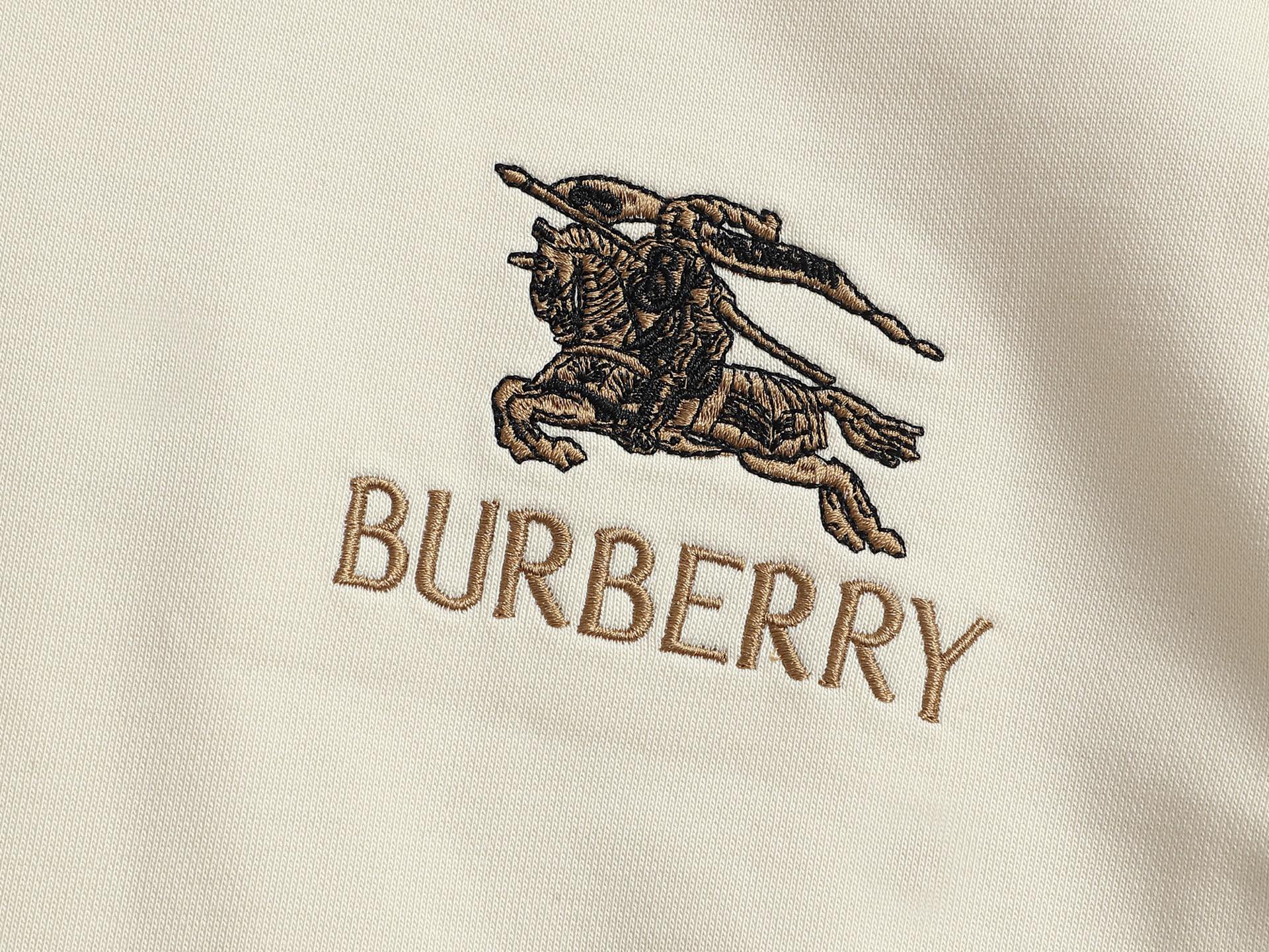 
巴宝莉 BURBERRY
BURBERRY 巴宝莉 格子拼接工艺
大Logo经典精致升级，灵感源自八十