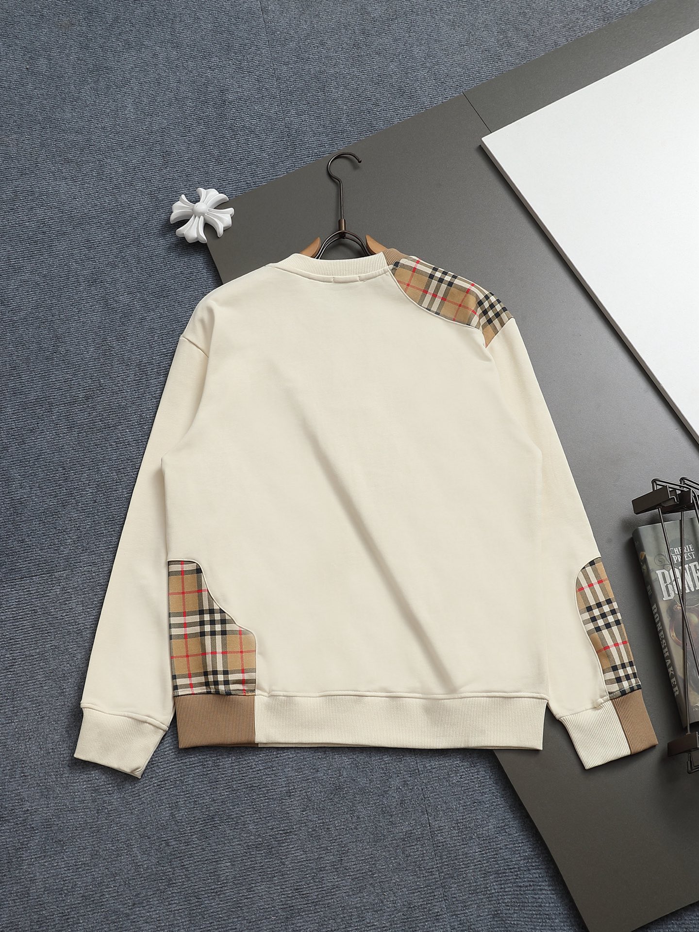 
巴宝莉 BURBERRY
BURBERRY 巴宝莉 格子拼接工艺
大Logo经典精致升级，灵感源自八十