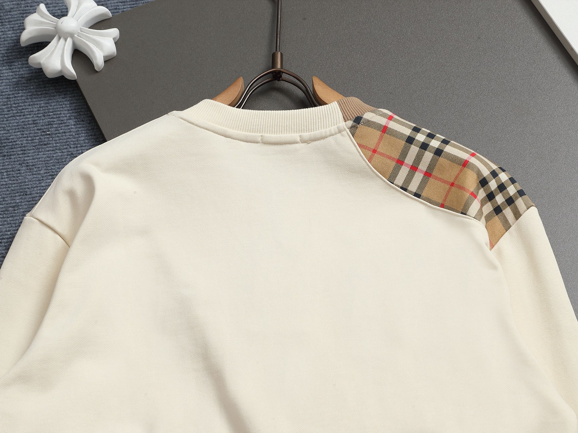 
巴宝莉 BURBERRY
BURBERRY 巴宝莉 格子拼接工艺
大Logo经典精致升级，灵感源自八十