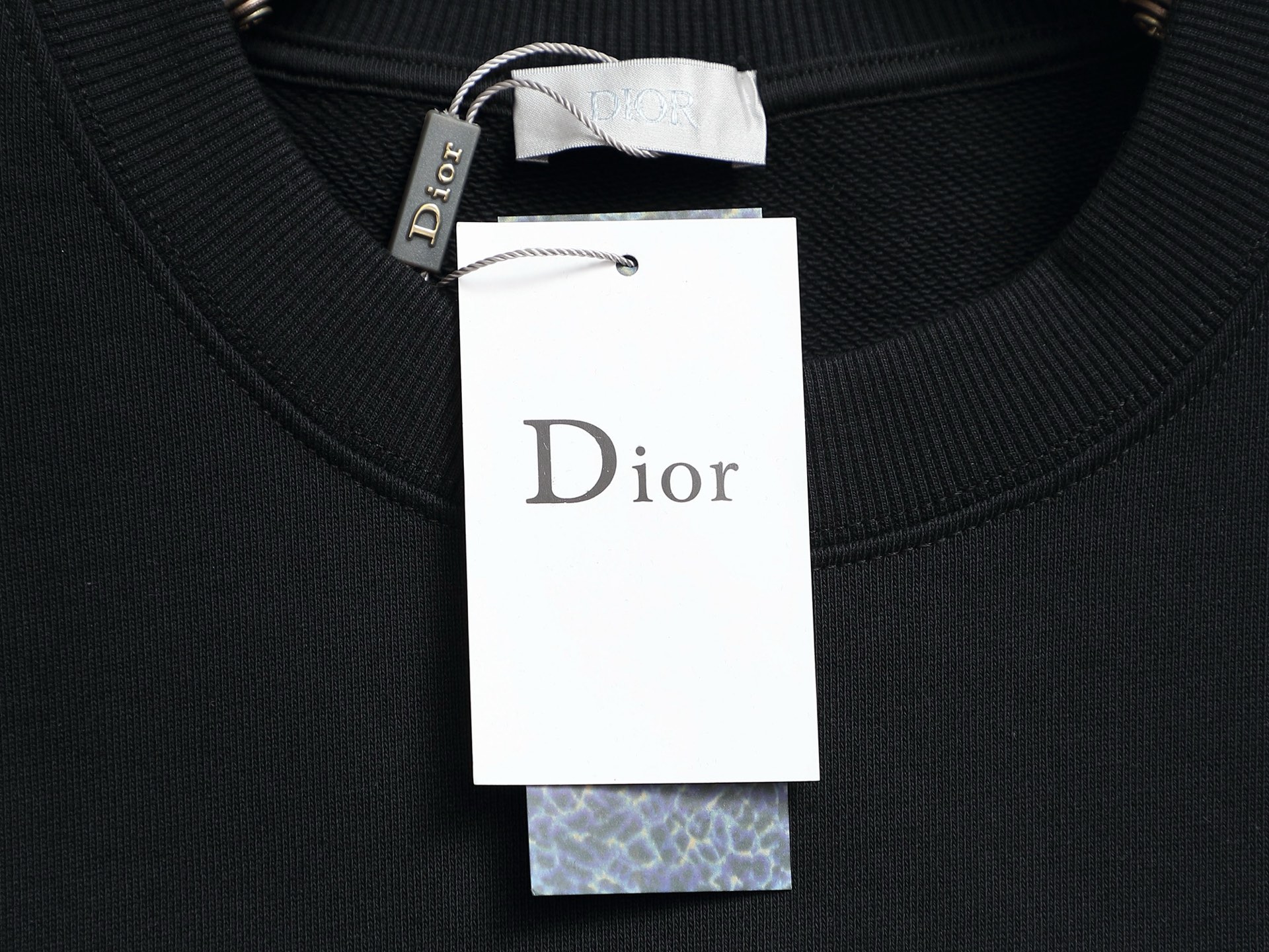
Dior 迪奥  高品质花蕾字母刺绣🪡
升级，灵感源自八十年代复古
原版面料 官方同款  圆领卫衣
定