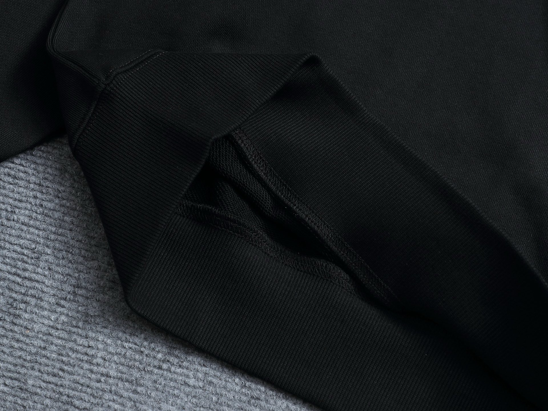 
Dior 迪奥  高品质花蕾字母刺绣🪡
升级，灵感源自八十年代复古
原版面料 官方同款  圆领卫衣
定