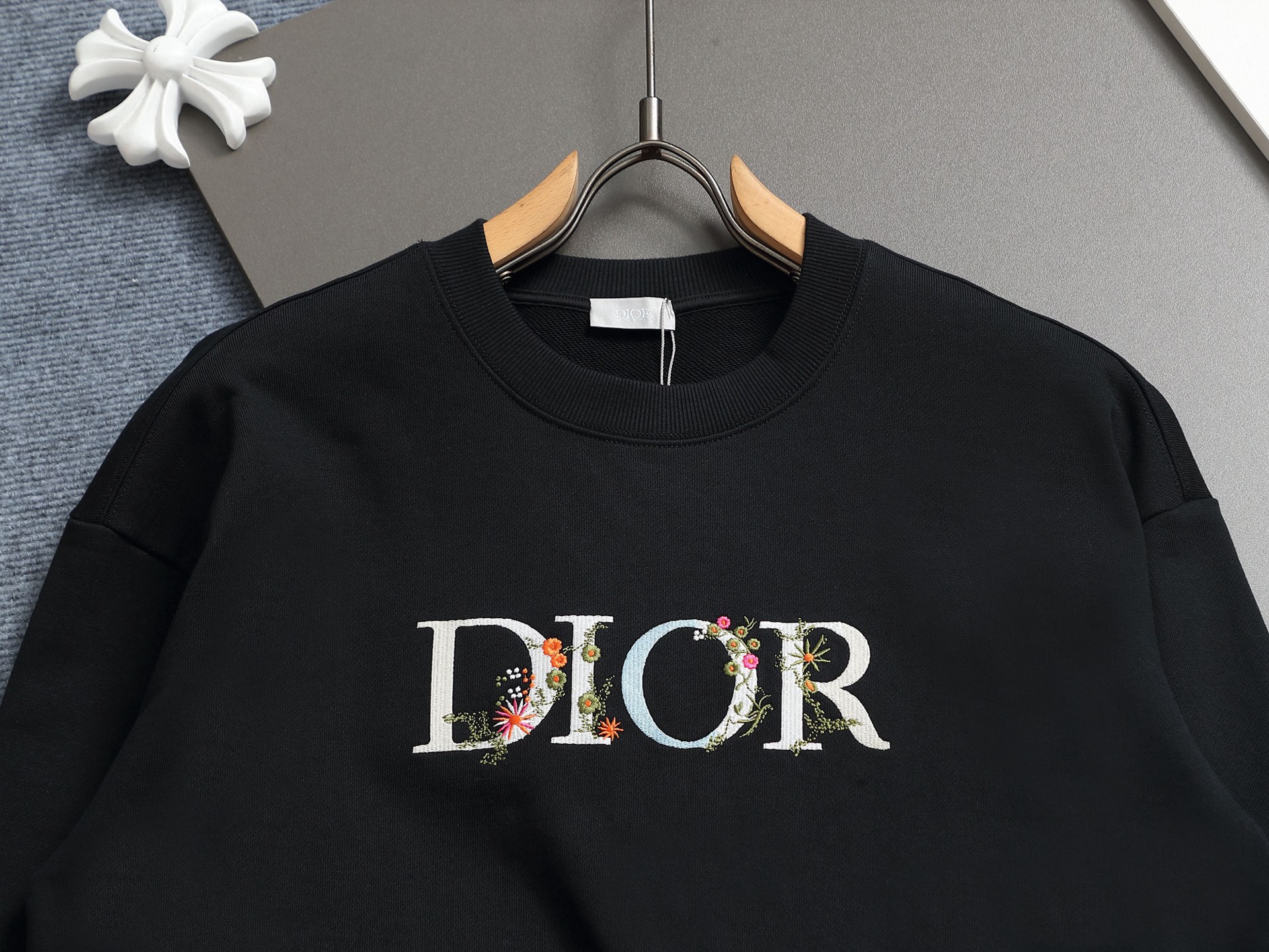 
Dior 迪奥  高品质花蕾字母刺绣🪡
升级，灵感源自八十年代复古
原版面料 官方同款  圆领卫衣
定