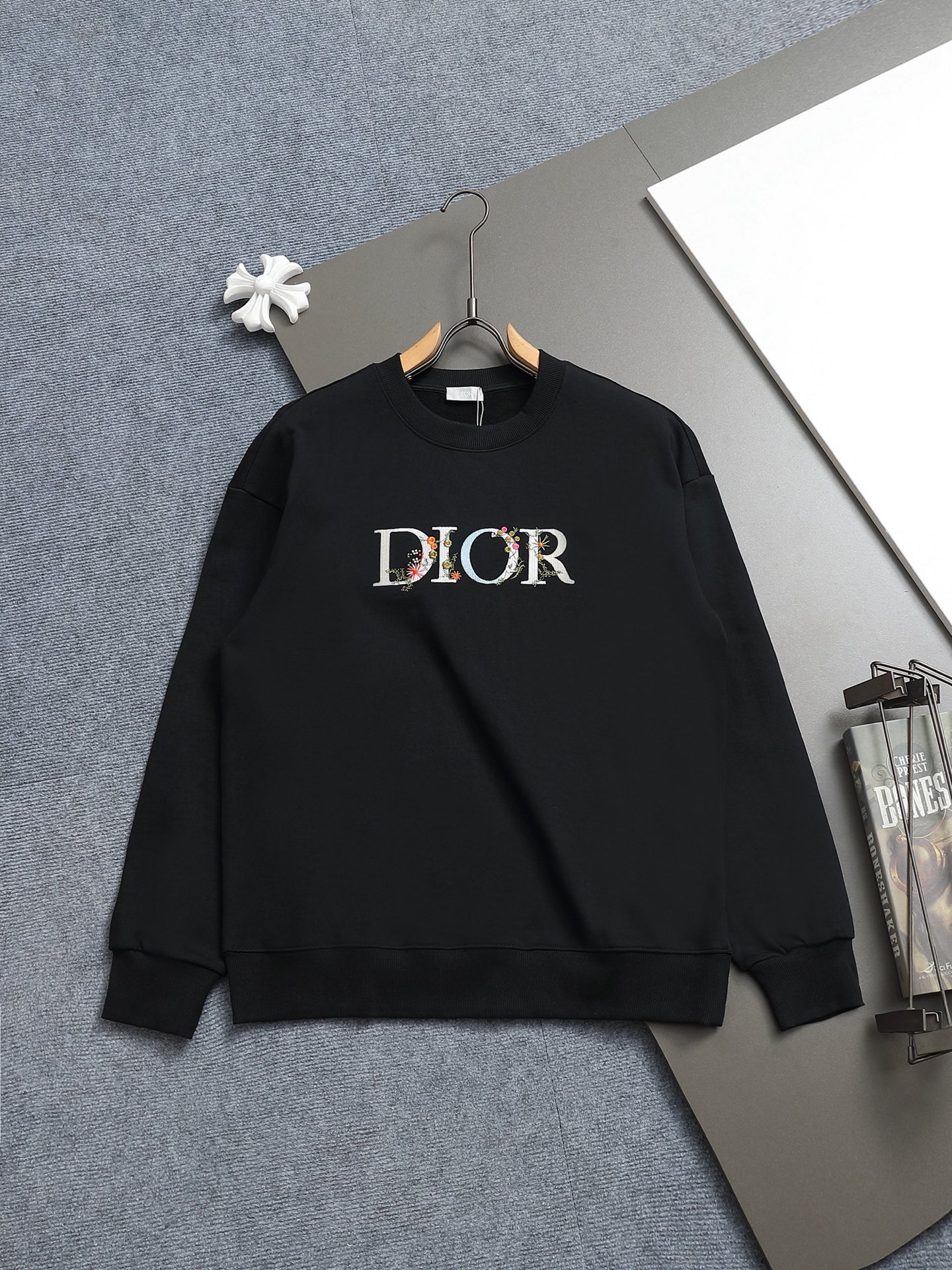
Dior 迪奥  高品质花蕾字母刺绣🪡
升级，灵感源自八十年代复古
原版面料 官方同款  圆领卫衣
定