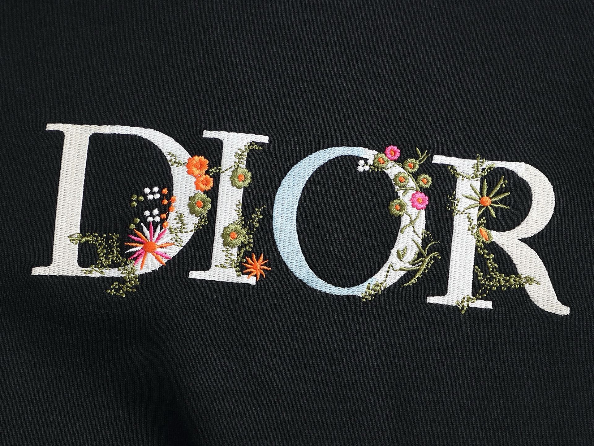 
Dior 迪奥  高品质花蕾字母刺绣🪡
升级，灵感源自八十年代复古
原版面料 官方同款  圆领卫衣
定