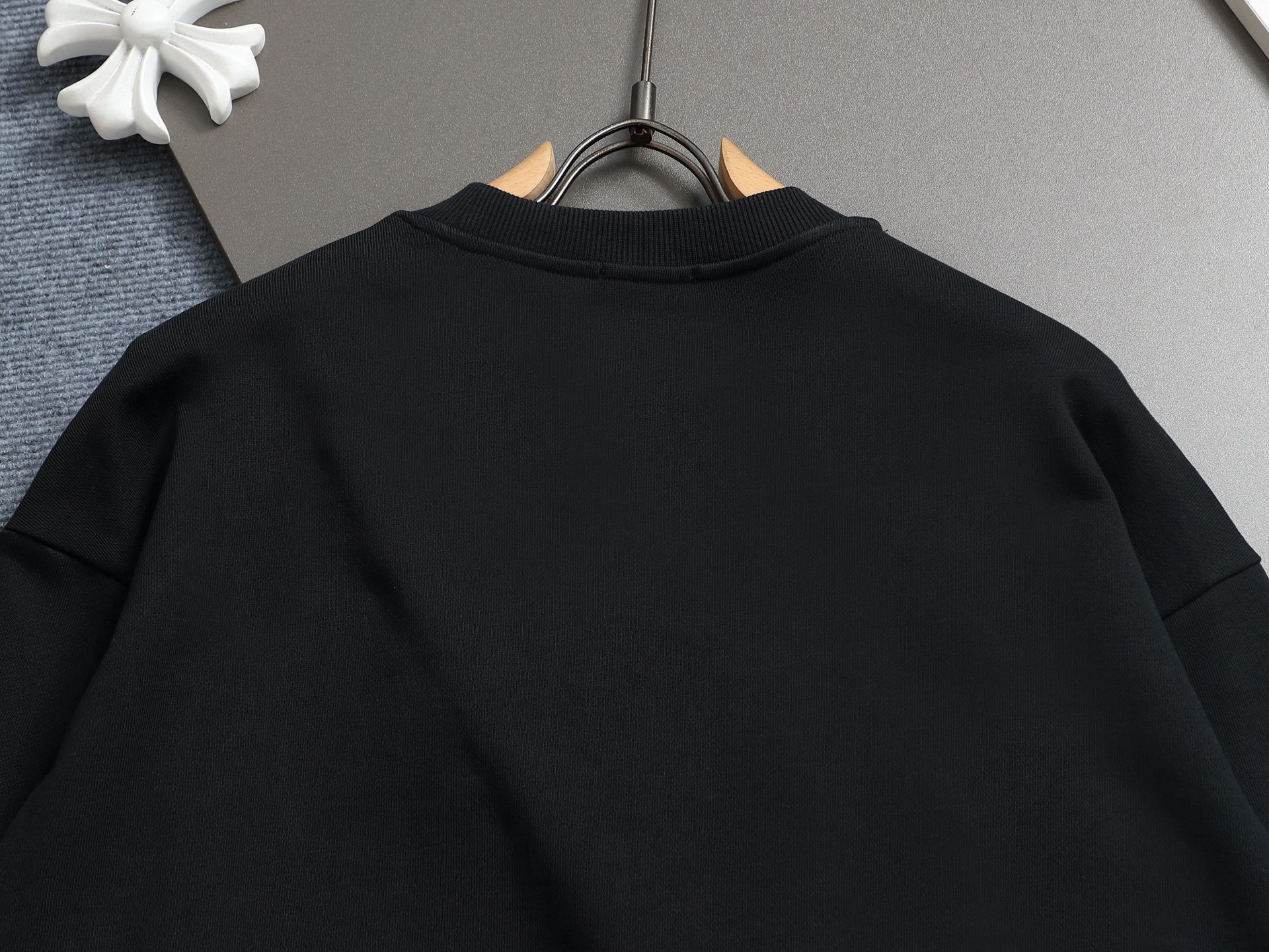 
Dior 迪奥  高品质花蕾字母刺绣🪡
升级，灵感源自八十年代复古
原版面料 官方同款  圆领卫衣
定