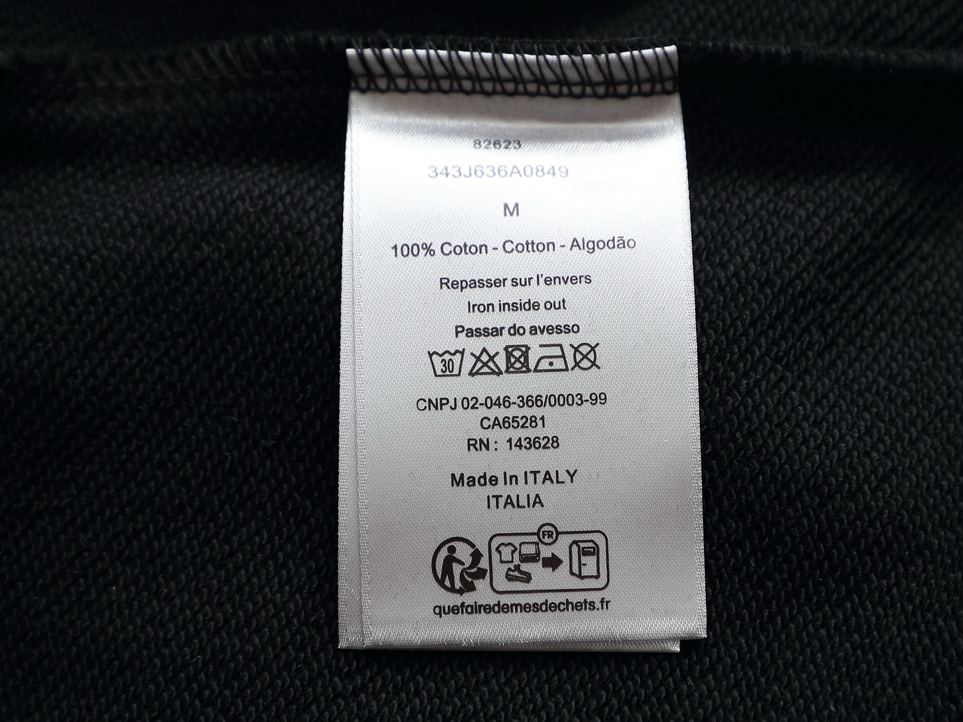 
Dior 迪奥  高品质花蕾字母刺绣🪡
升级，灵感源自八十年代复古
原版面料 官方同款  圆领卫衣
定