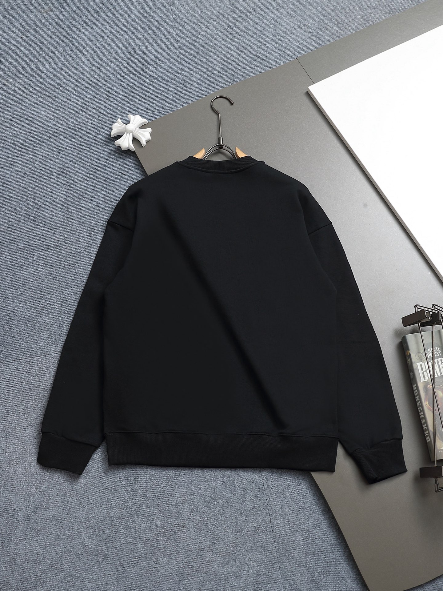 
Dior 迪奥  高品质花蕾字母刺绣🪡
升级，灵感源自八十年代复古
原版面料 官方同款  圆领卫衣
定