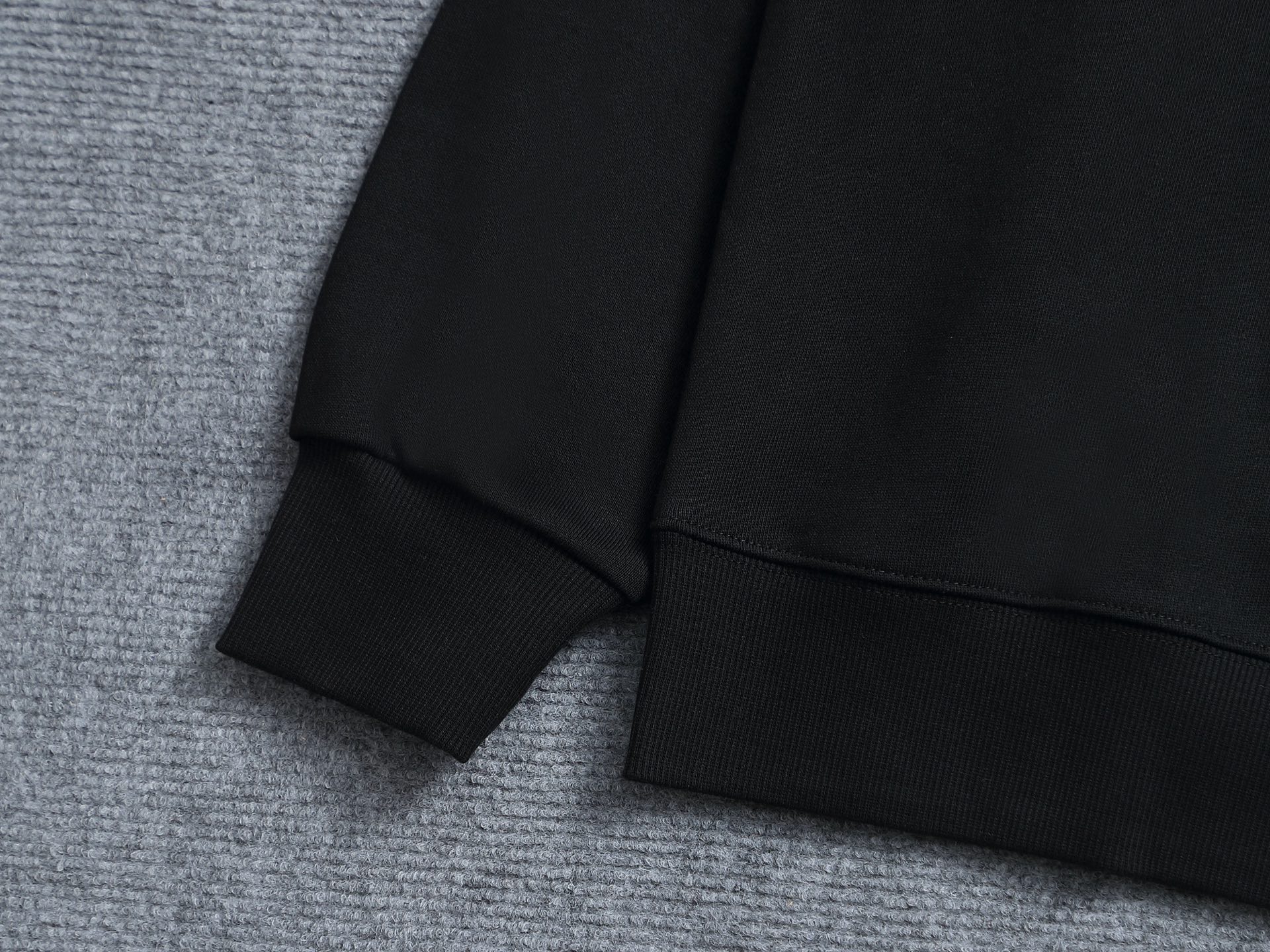 
Dior 迪奥  高品质花蕾字母刺绣🪡
升级，灵感源自八十年代复古
原版面料 官方同款  圆领卫衣
定