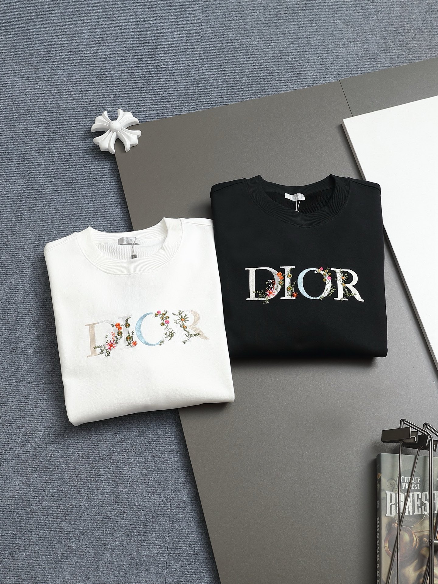 
Dior 迪奥  高品质花蕾字母刺绣🪡
升级，灵感源自八十年代复古
原版面料 官方同款  圆领卫衣
定