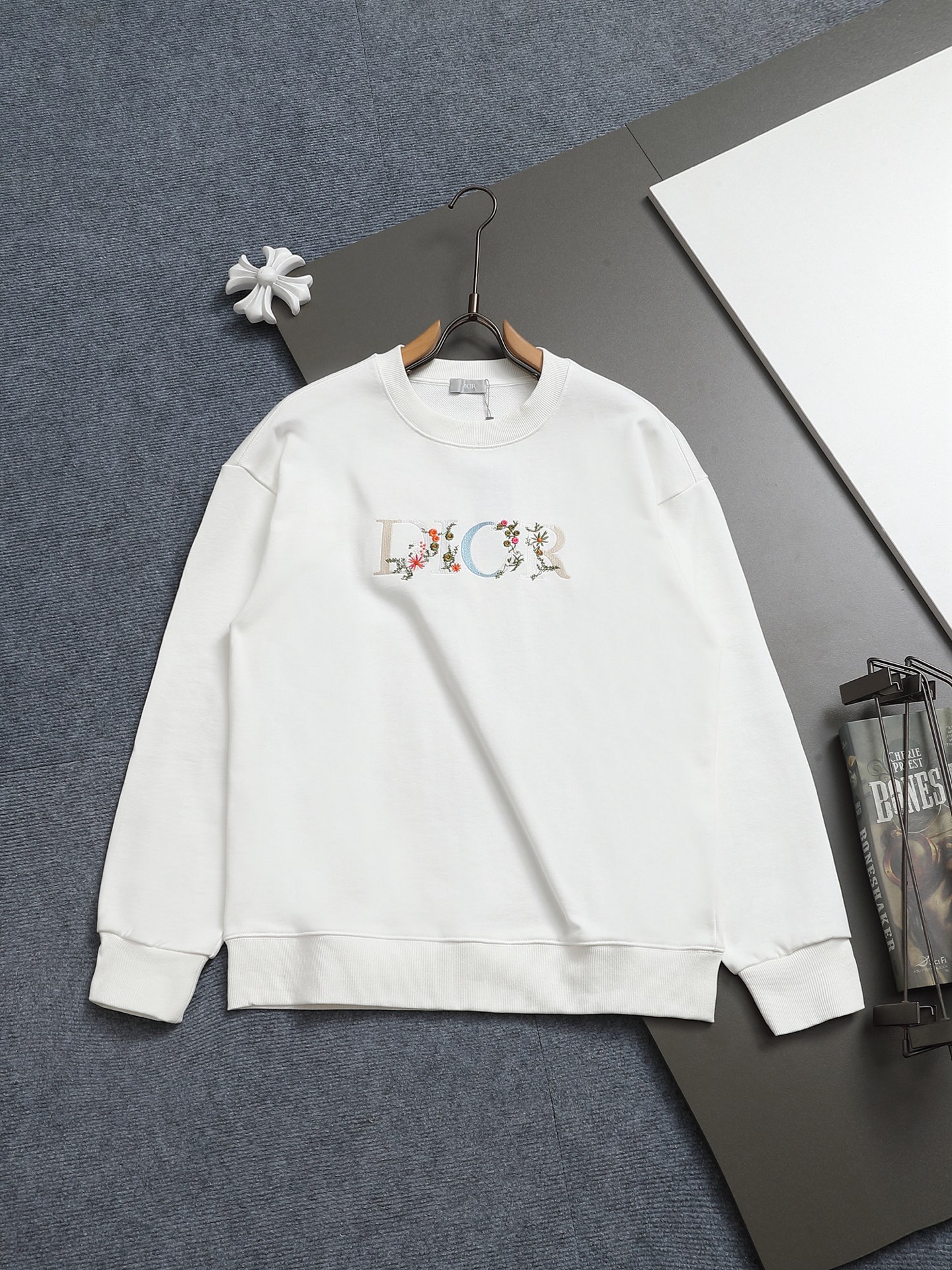 
Dior 迪奥  高品质花蕾字母刺绣🪡
升级，灵感源自八十年代复古
原版面料 官方同款  圆领卫衣
定