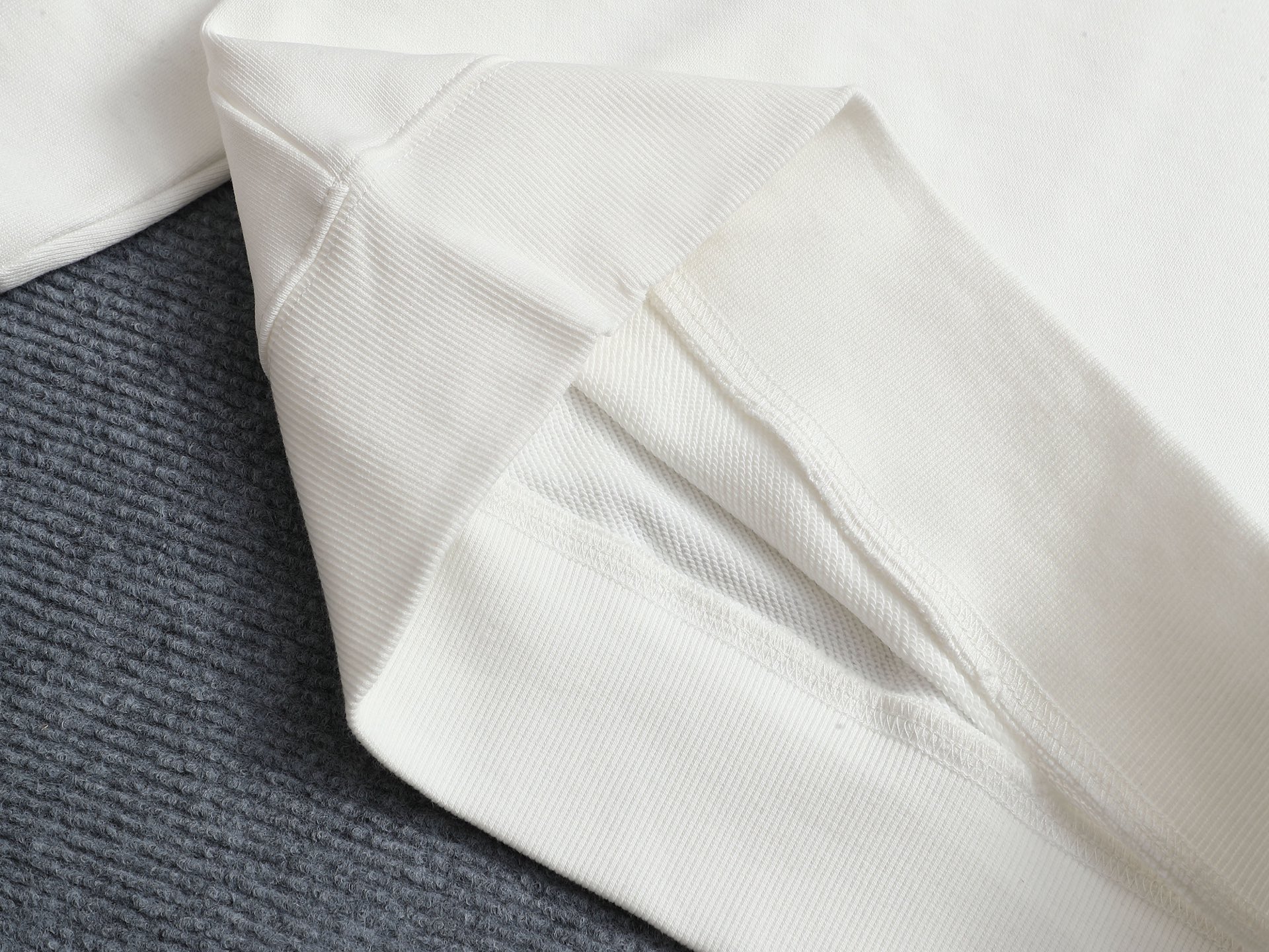 
Dior 迪奥  高品质花蕾字母刺绣🪡
升级，灵感源自八十年代复古
原版面料 官方同款  圆领卫衣
定