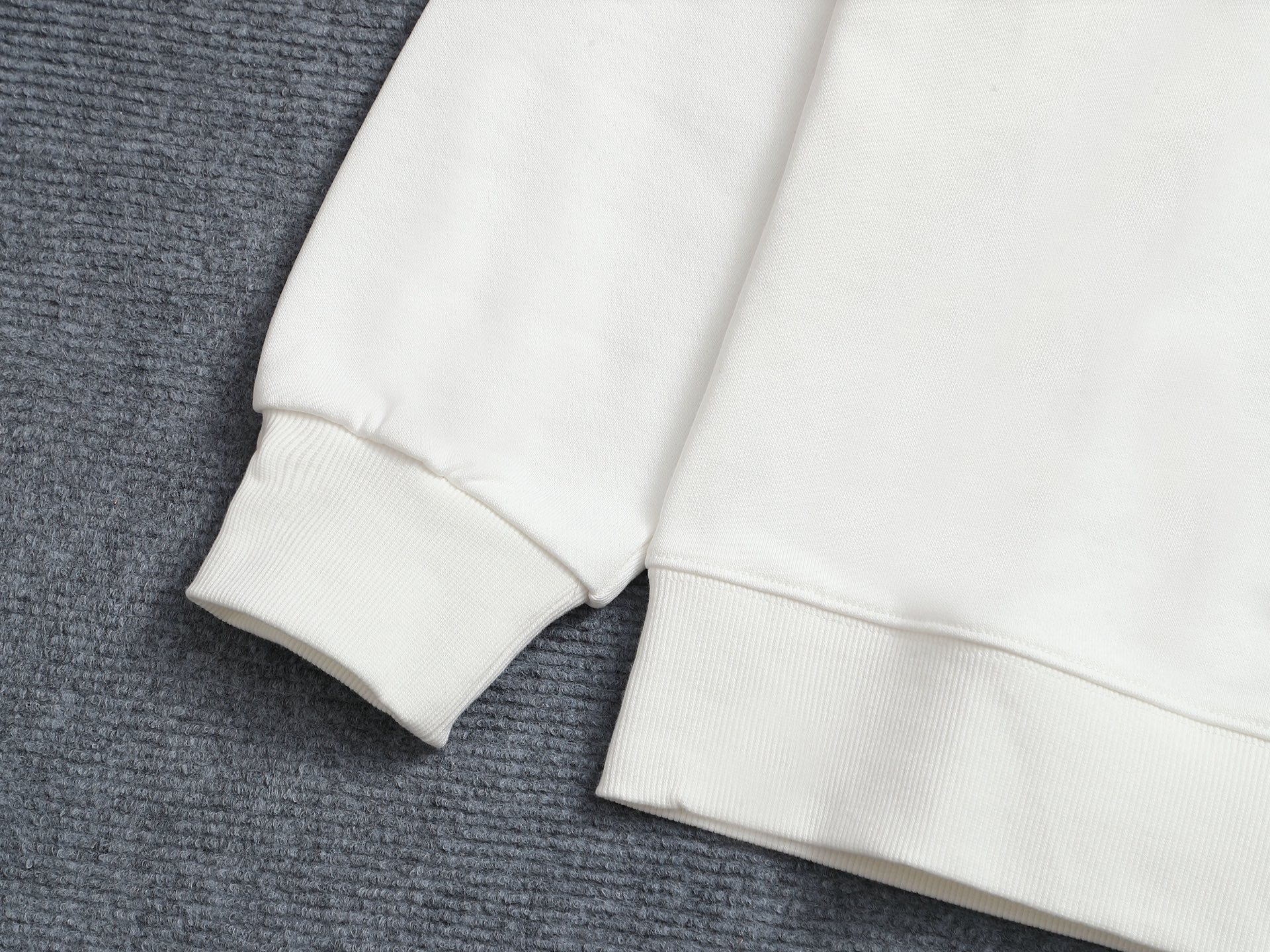 
Dior 迪奥  高品质花蕾字母刺绣🪡
升级，灵感源自八十年代复古
原版面料 官方同款  圆领卫衣
定