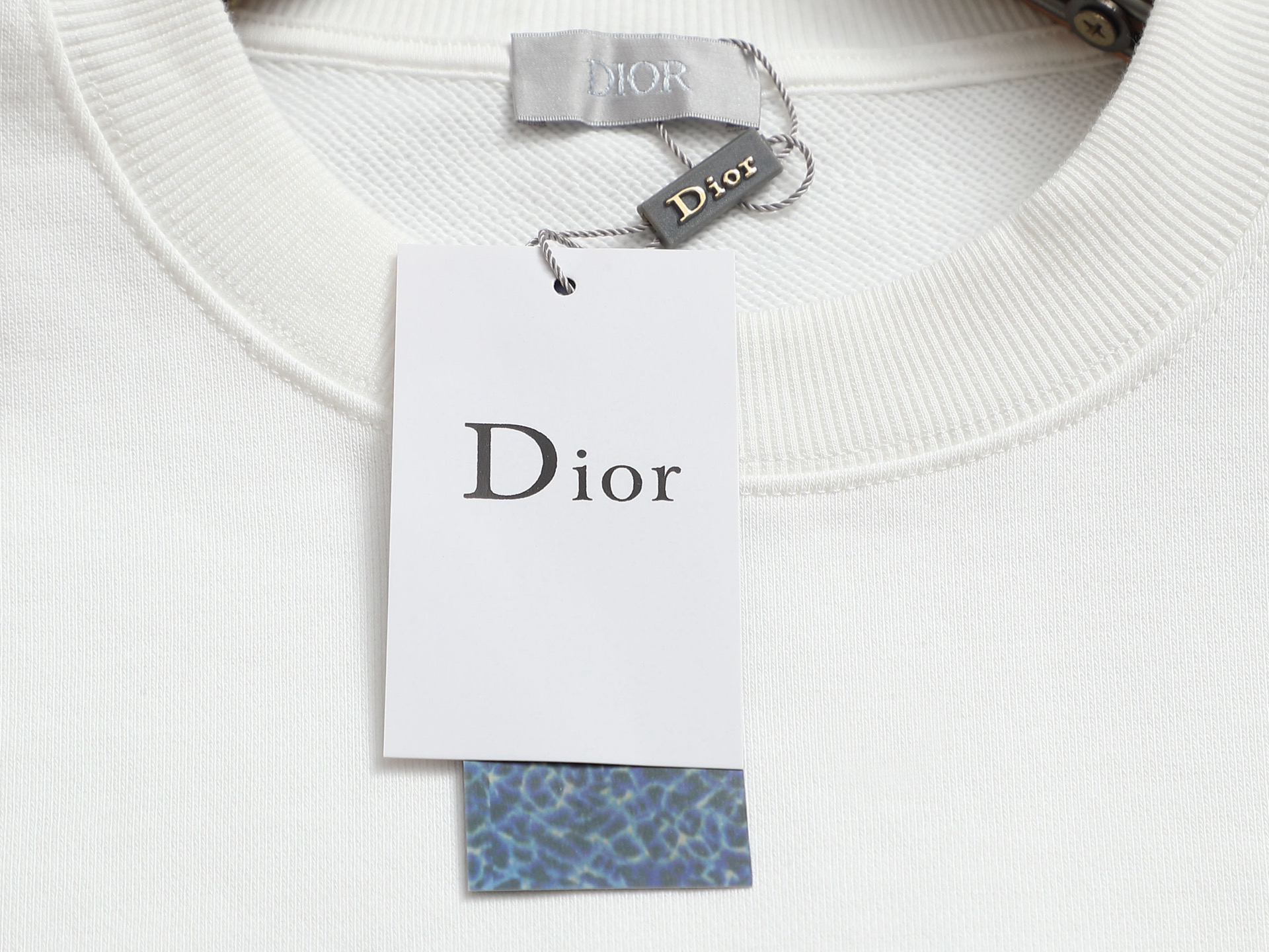 
Dior 迪奥  高品质花蕾字母刺绣🪡
升级，灵感源自八十年代复古
原版面料 官方同款  圆领卫衣
定