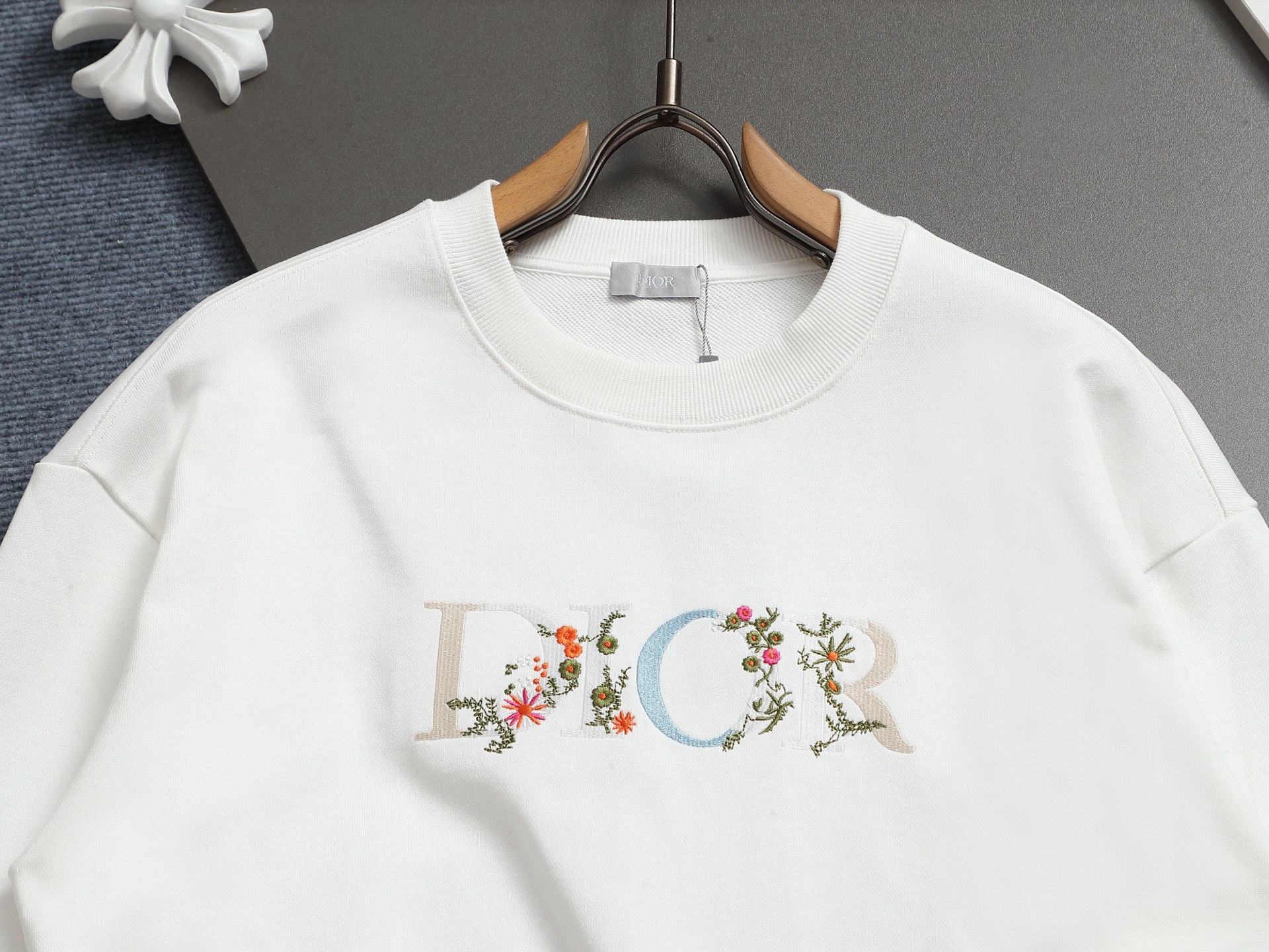 
Dior 迪奥  高品质花蕾字母刺绣🪡
升级，灵感源自八十年代复古
原版面料 官方同款  圆领卫衣
定