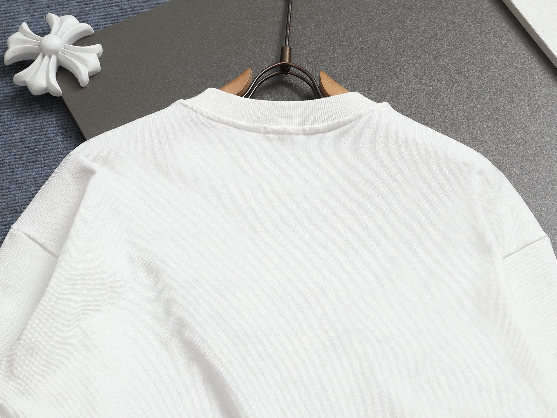 
Dior 迪奥  高品质花蕾字母刺绣🪡
升级，灵感源自八十年代复古
原版面料 官方同款  圆领卫衣
定