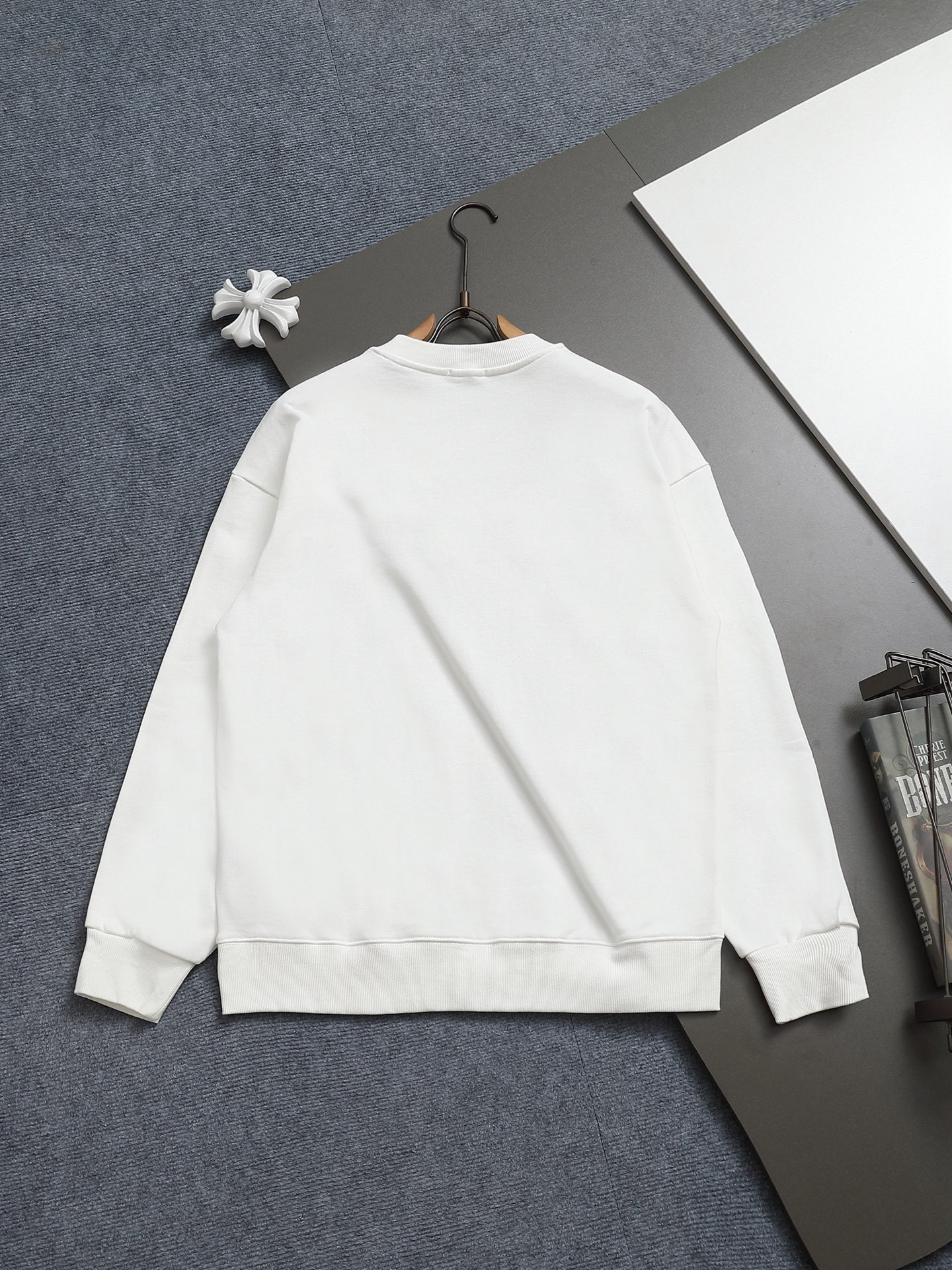 
Dior 迪奥  高品质花蕾字母刺绣🪡
升级，灵感源自八十年代复古
原版面料 官方同款  圆领卫衣
定