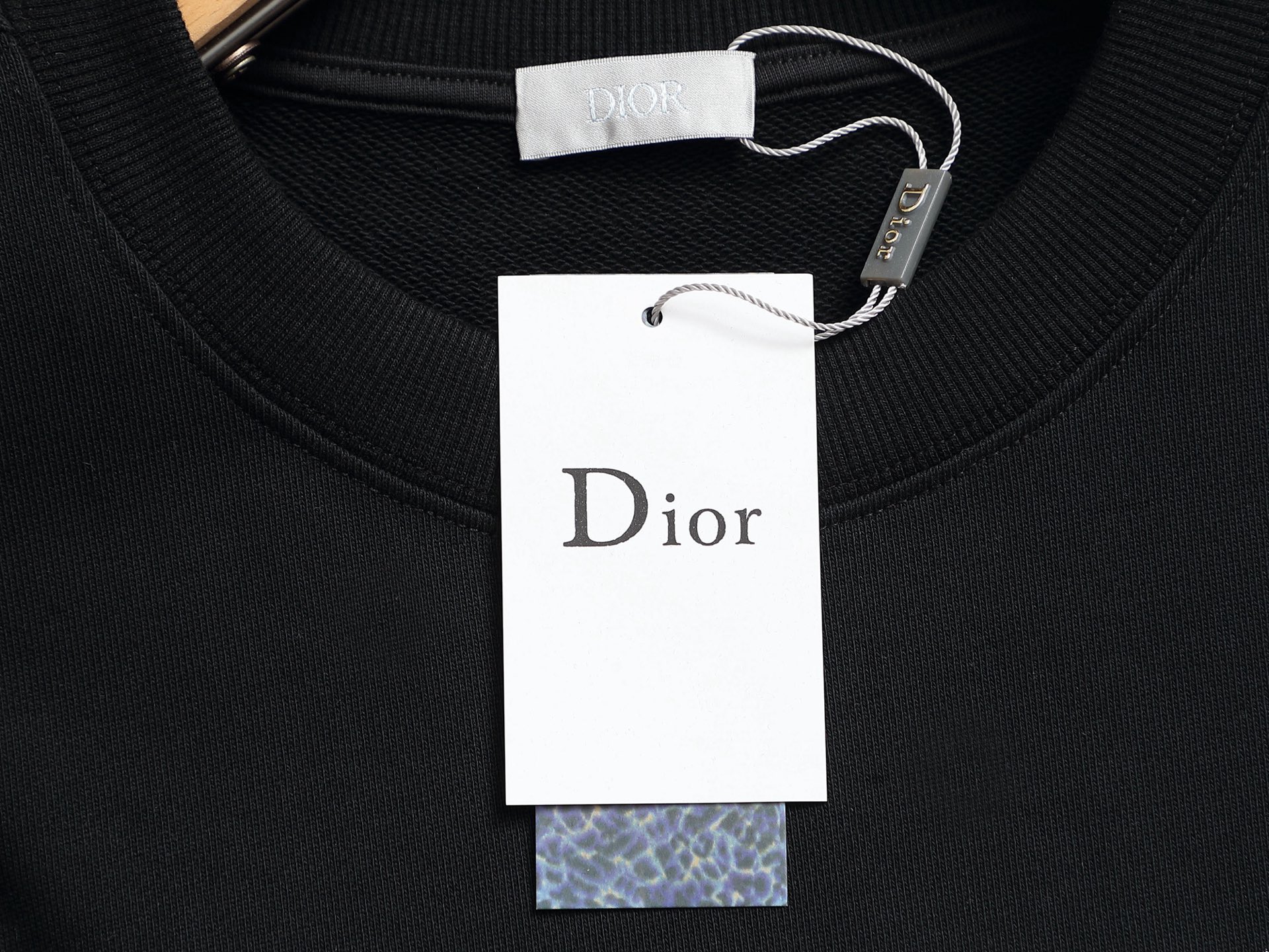 
Dior 迪奥  高品质经典字母刺绣🪡
升级，灵感源自八十年代复古
原版面料 官方同款  圆领卫衣
定