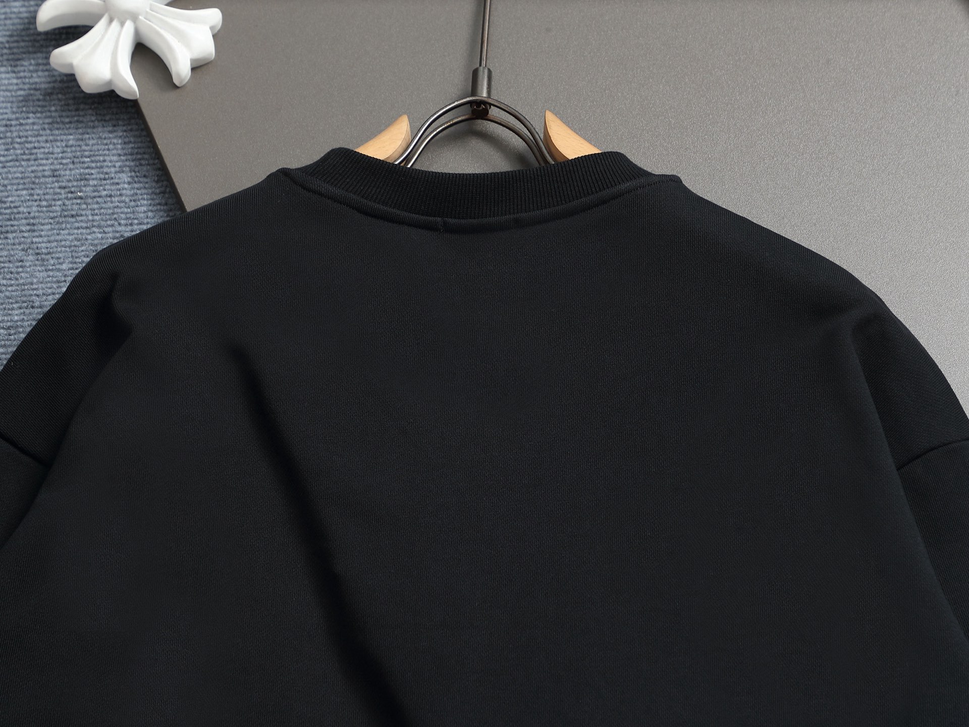 
Dior 迪奥  高品质经典字母刺绣🪡
升级，灵感源自八十年代复古
原版面料 官方同款  圆领卫衣
定