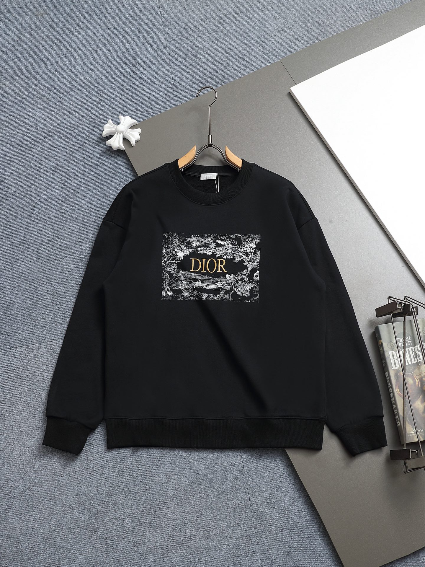 
Dior 迪奥  高品质经典字母刺绣🪡
升级，灵感源自八十年代复古
原版面料 官方同款  圆领卫衣
定