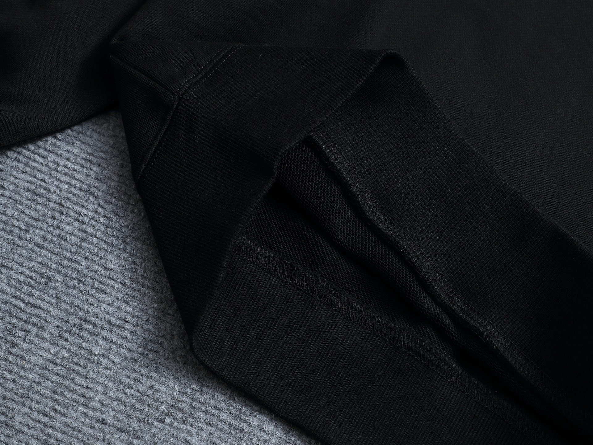 
Dior 迪奥  高品质经典字母刺绣🪡
升级，灵感源自八十年代复古
原版面料 官方同款  圆领卫衣
定