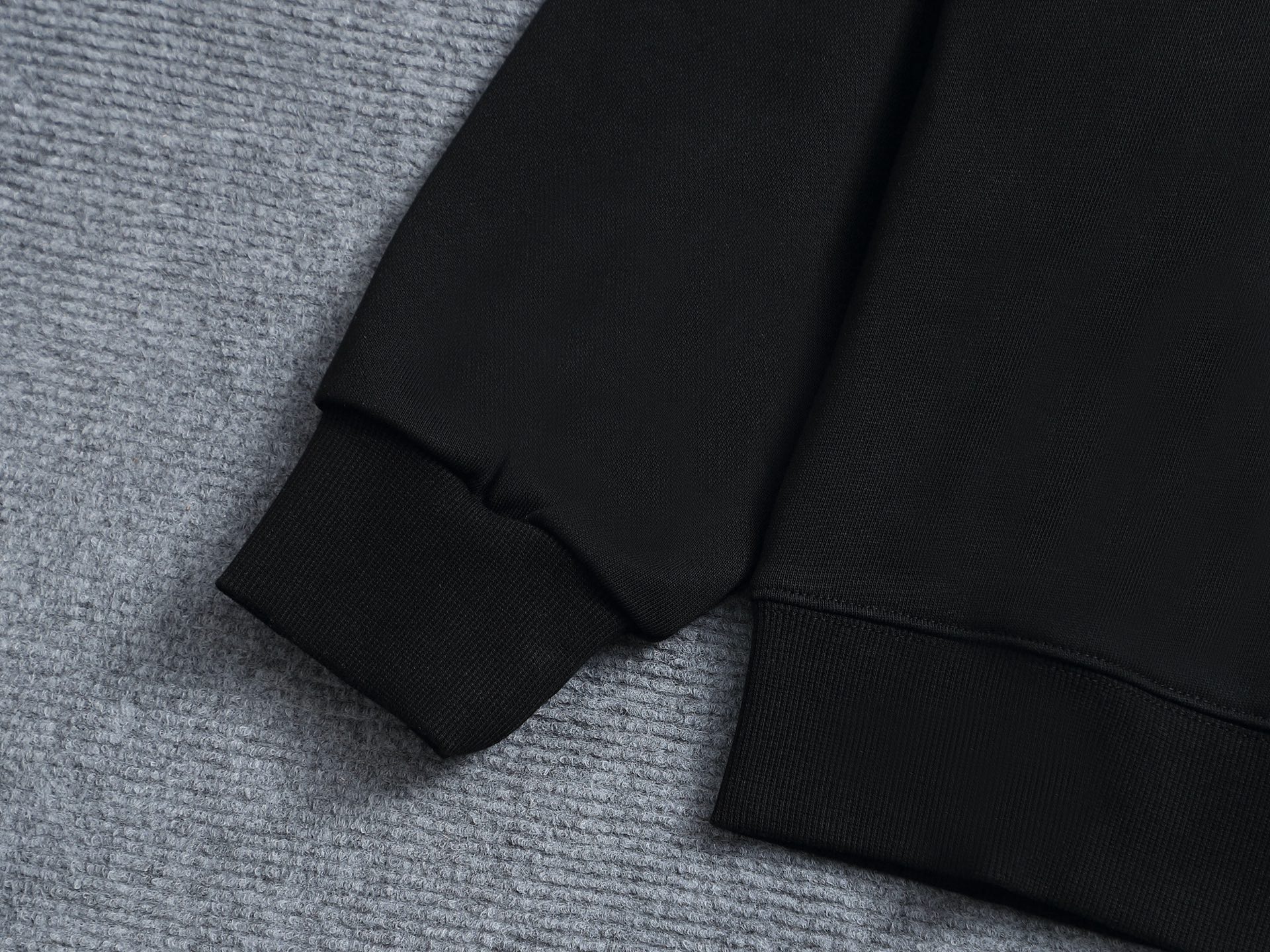 
Dior 迪奥  高品质经典字母刺绣🪡
升级，灵感源自八十年代复古
原版面料 官方同款  圆领卫衣
定