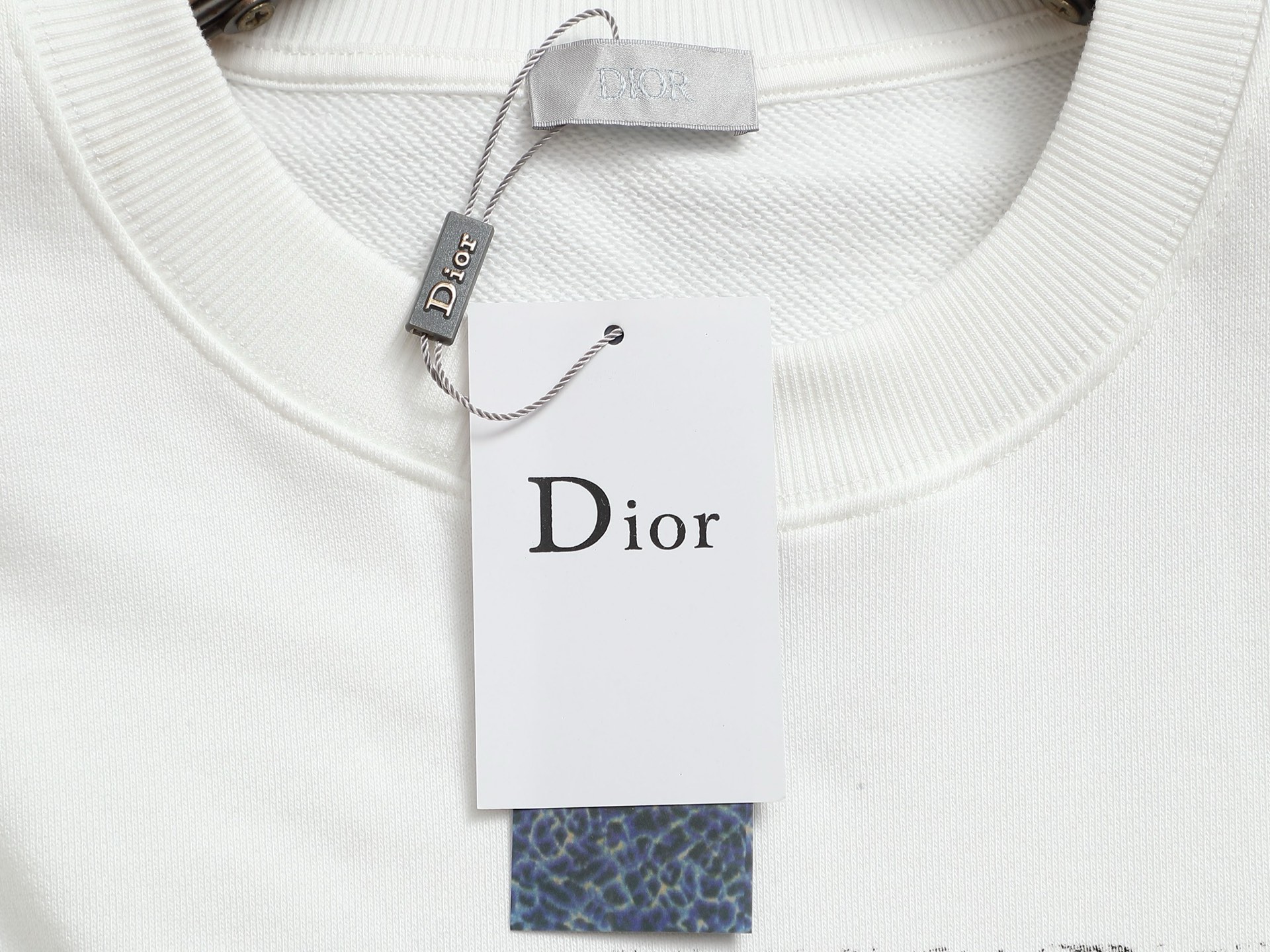 
Dior 迪奥  高品质经典字母刺绣🪡
升级，灵感源自八十年代复古
原版面料 官方同款  圆领卫衣
定