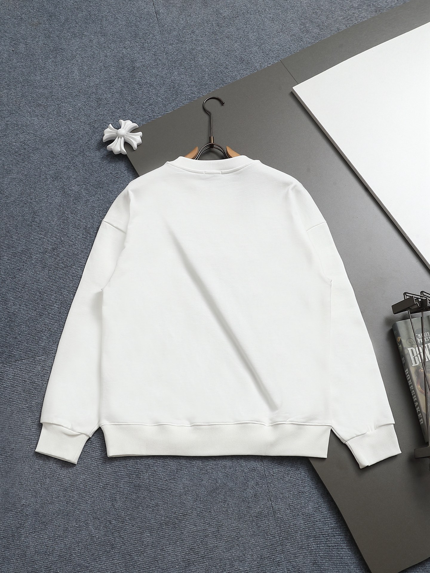 
Dior 迪奥  高品质经典字母刺绣🪡
升级，灵感源自八十年代复古
原版面料 官方同款  圆领卫衣
定