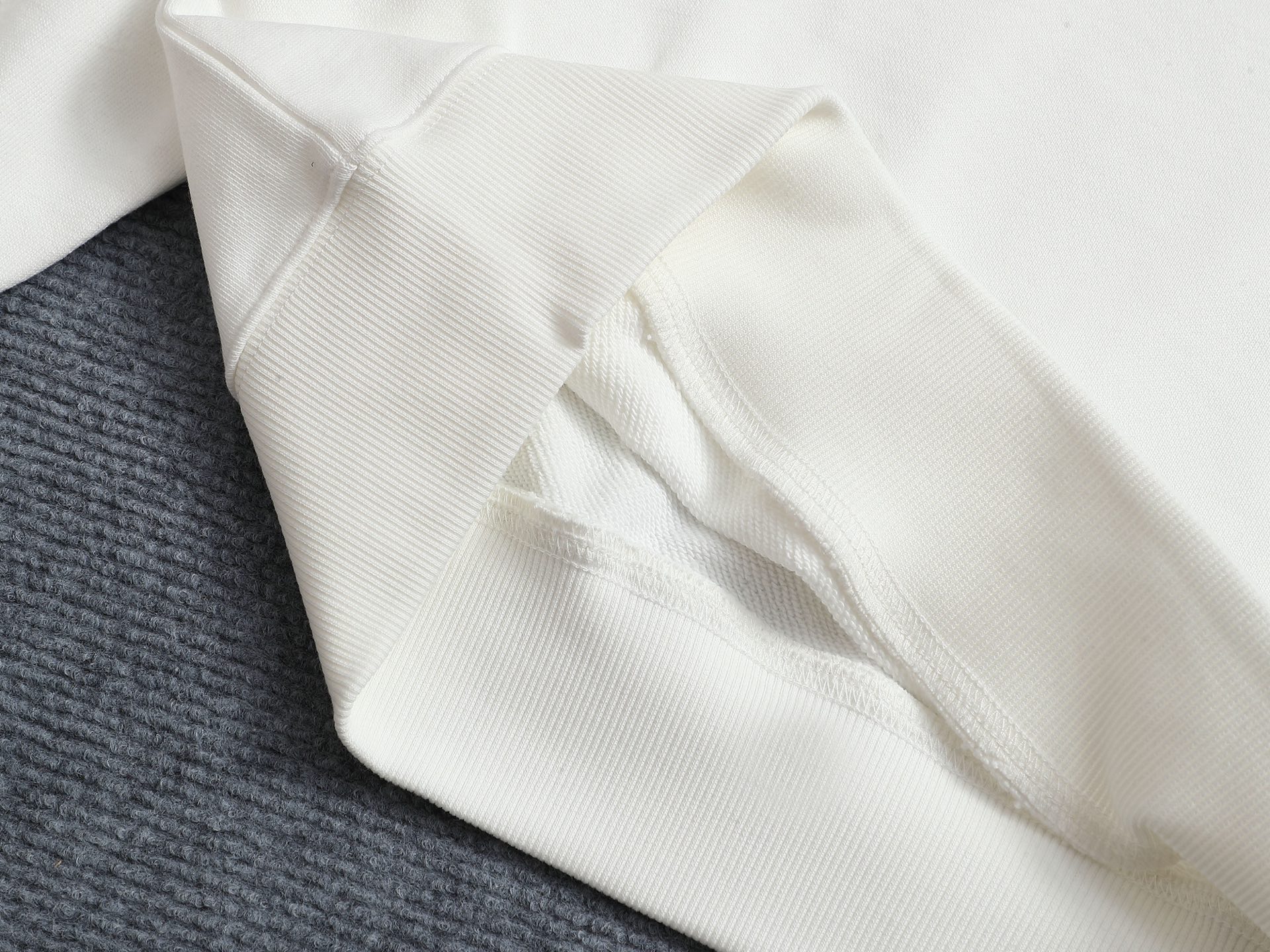 
Dior 迪奥  高品质经典字母刺绣🪡
升级，灵感源自八十年代复古
原版面料 官方同款  圆领卫衣
定