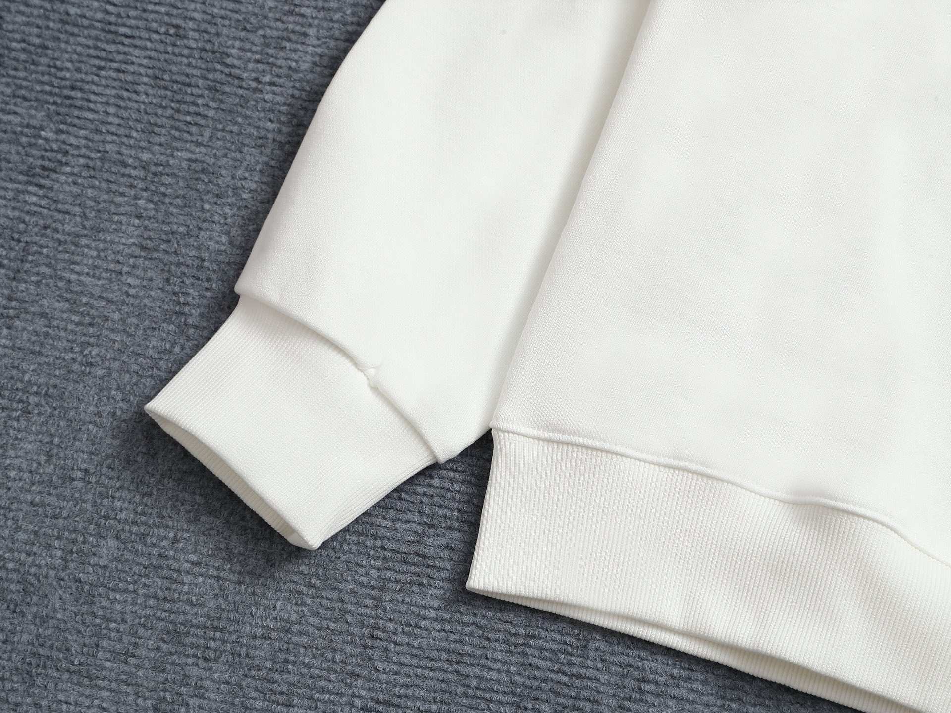 
Dior 迪奥  高品质经典字母刺绣🪡
升级，灵感源自八十年代复古
原版面料 官方同款  圆领卫衣
定