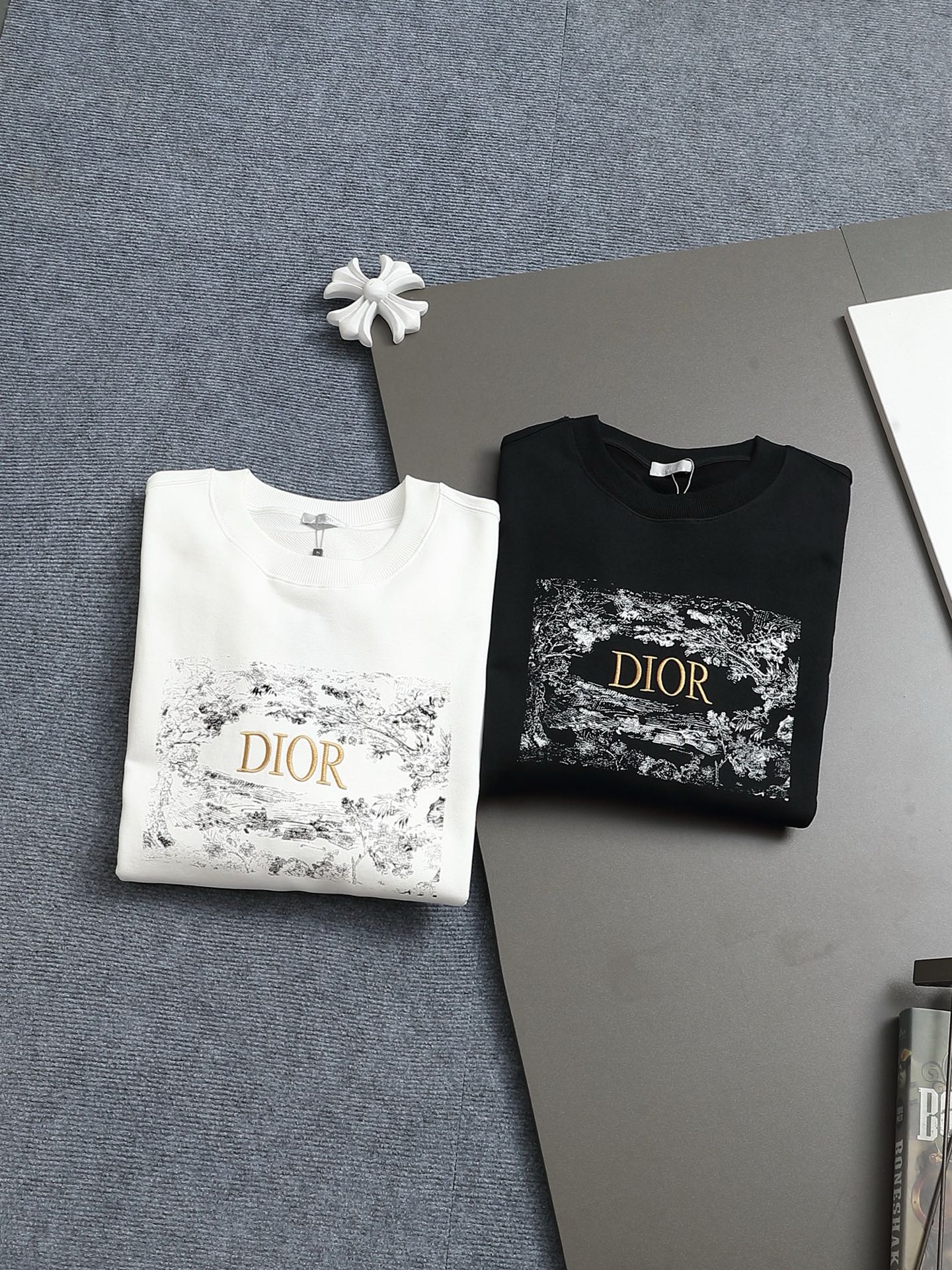 
Dior 迪奥  高品质经典字母刺绣🪡
升级，灵感源自八十年代复古
原版面料 官方同款  圆领卫衣
定