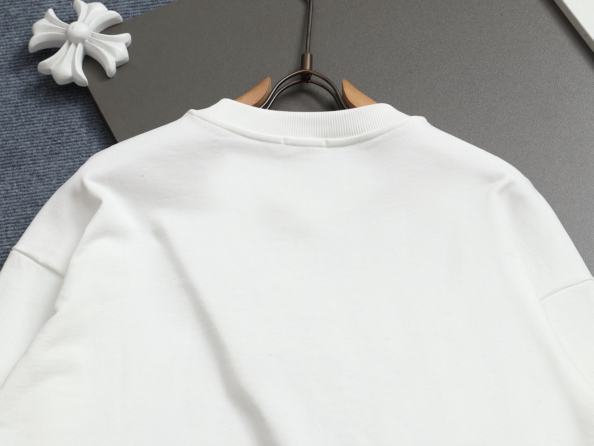 
Dior 迪奥  高品质经典字母刺绣🪡
升级，灵感源自八十年代复古
原版面料 官方同款  圆领卫衣
定