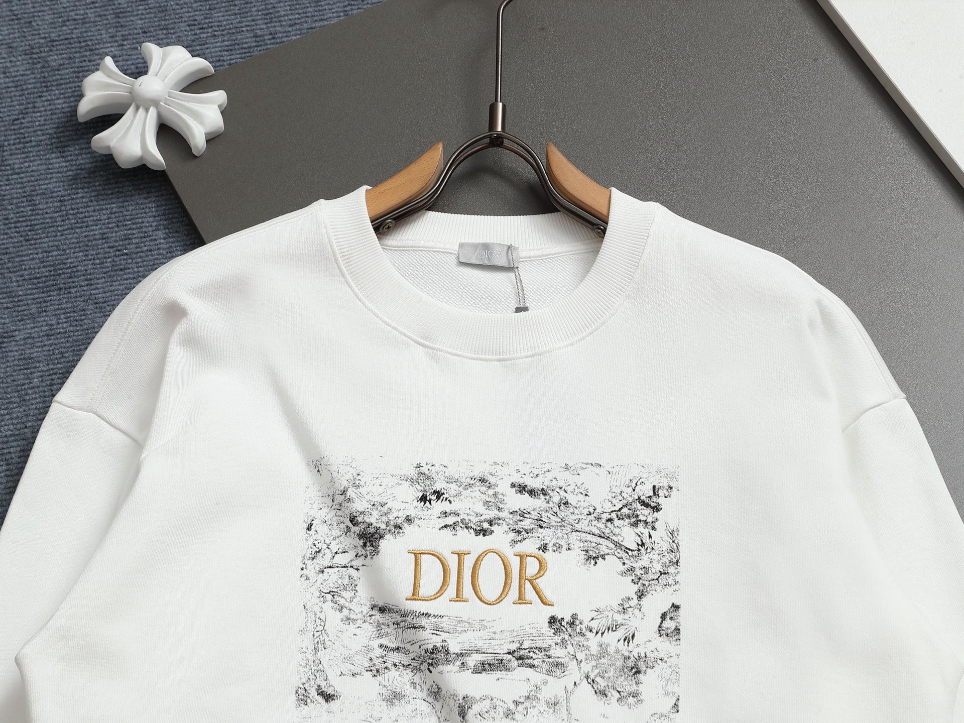 
Dior 迪奥  高品质经典字母刺绣🪡
升级，灵感源自八十年代复古
原版面料 官方同款  圆领卫衣
定