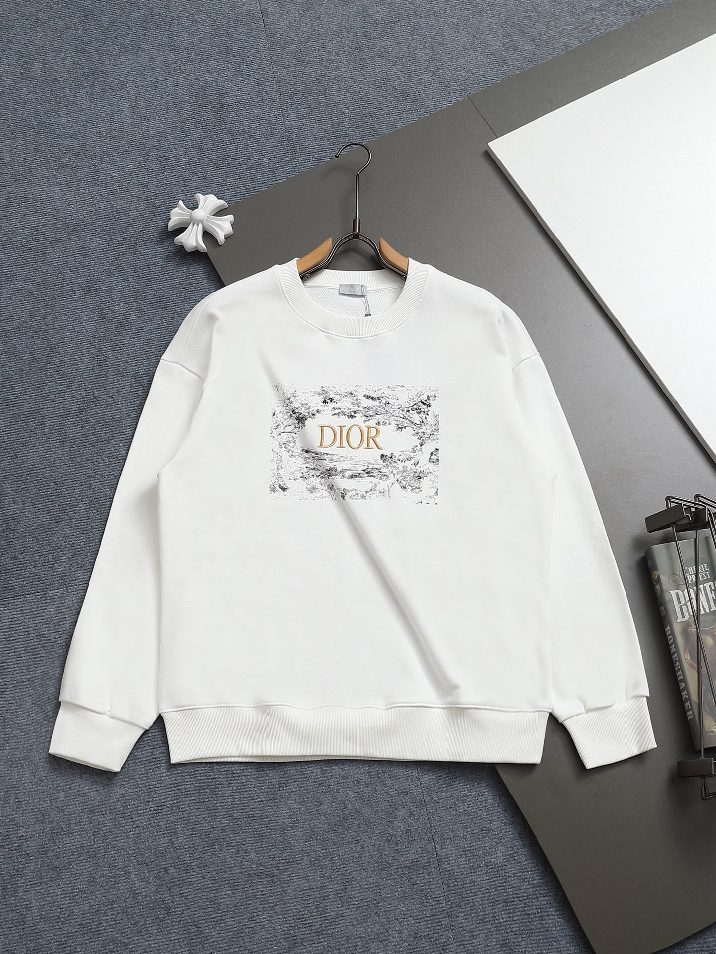 
Dior 迪奥  高品质经典字母刺绣🪡
升级，灵感源自八十年代复古
原版面料 官方同款  圆领卫衣
定