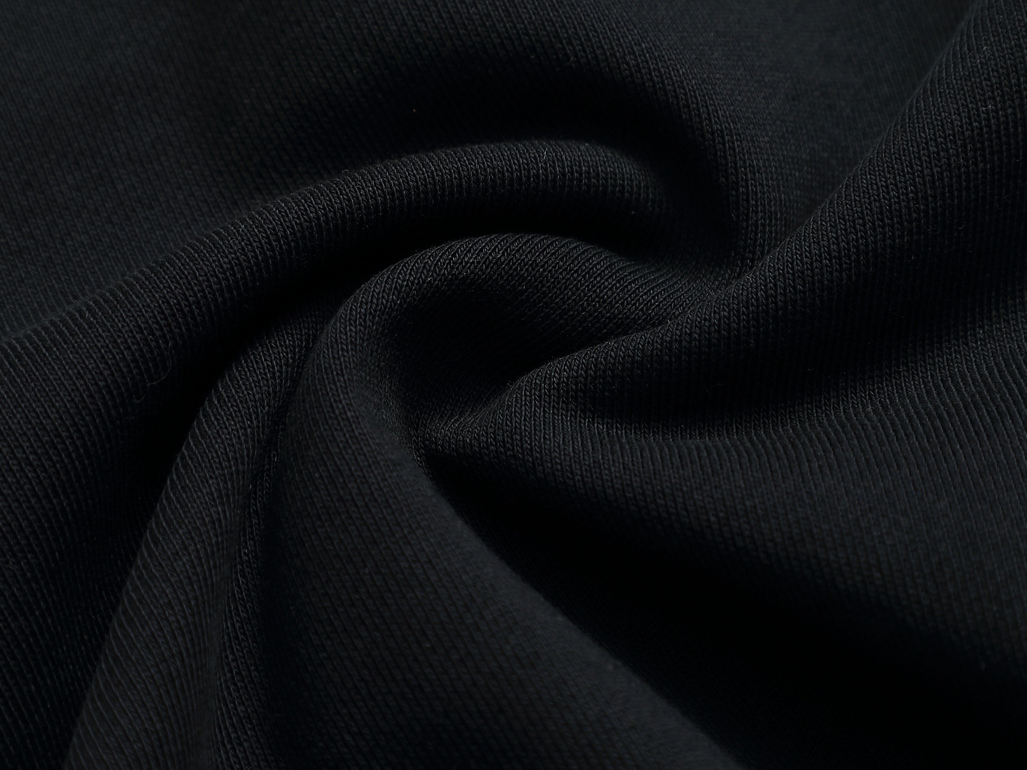 
PRADA 普拉达 金属三角标工艺
升级，灵感源自八十年代复古
原版面料 官方同款 圆领卫衣
定制 同