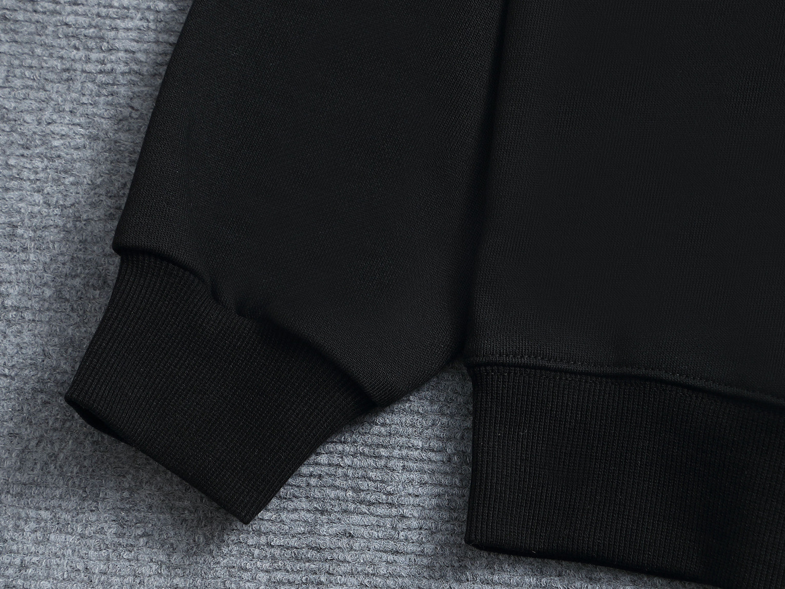 
PRADA 普拉达 金属三角标工艺
升级，灵感源自八十年代复古
原版面料 官方同款 圆领卫衣
定制 同