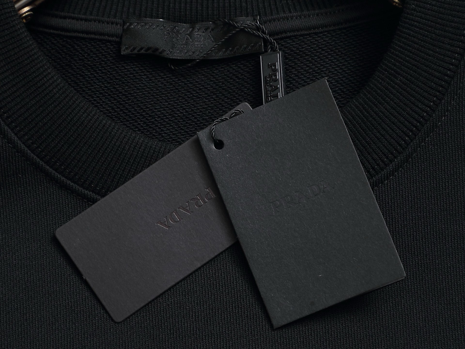 
PRADA 普拉达 金属三角标工艺
升级，灵感源自八十年代复古
原版面料 官方同款 圆领卫衣
定制 同