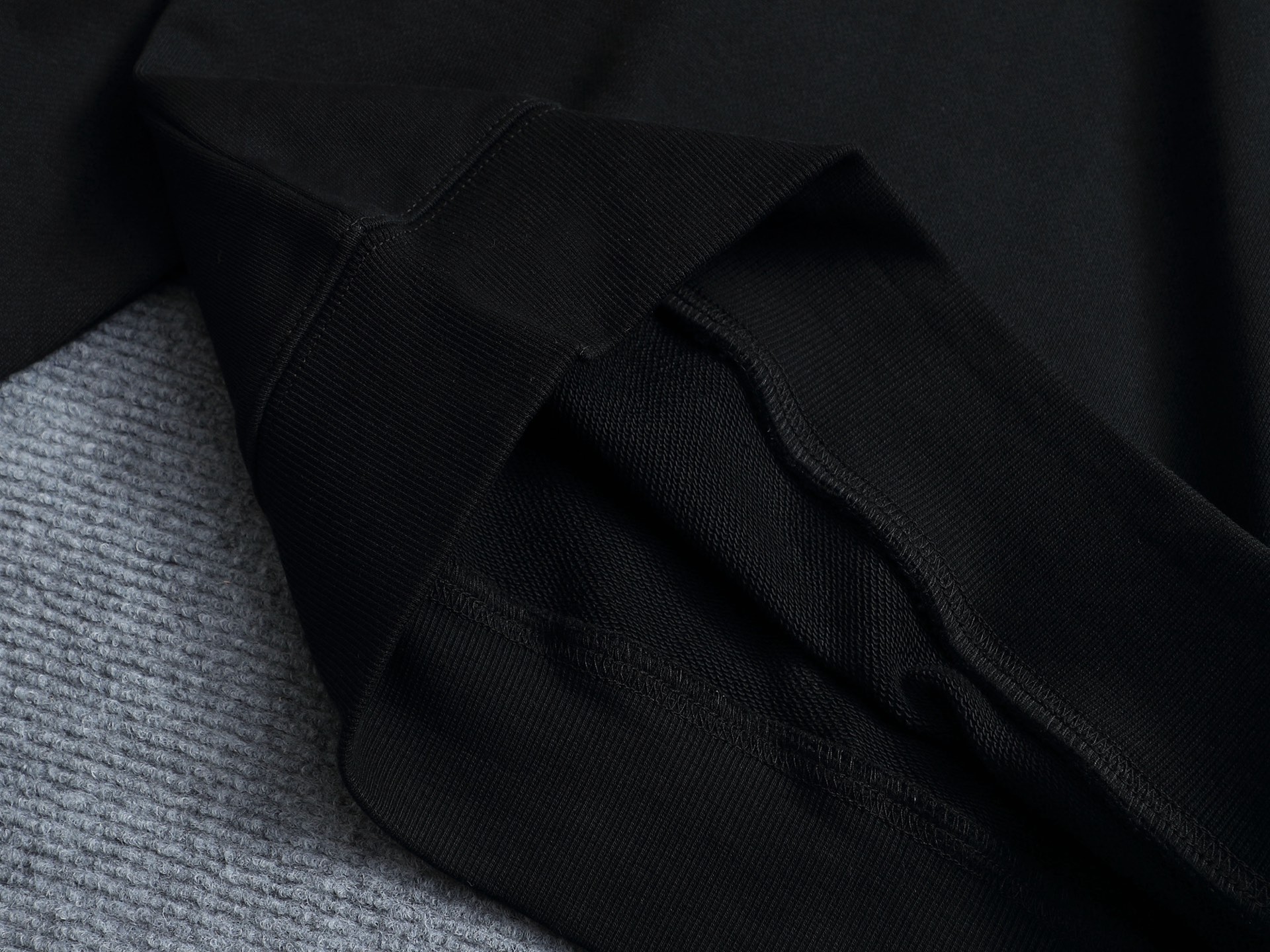 
PRADA 普拉达 金属三角标工艺
升级，灵感源自八十年代复古
原版面料 官方同款 圆领卫衣
定制 同