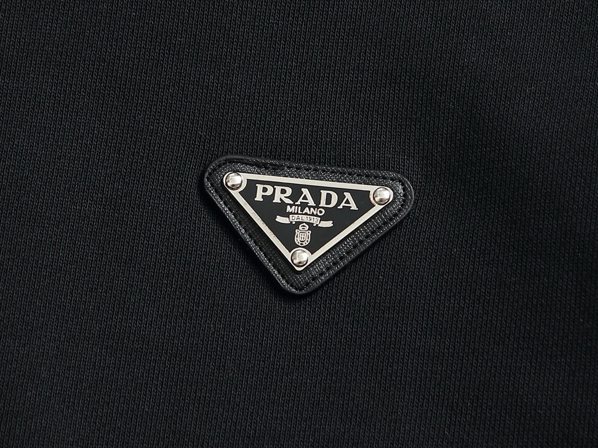 
PRADA 普拉达 金属三角标工艺
升级，灵感源自八十年代复古
原版面料 官方同款 圆领卫衣
定制 同